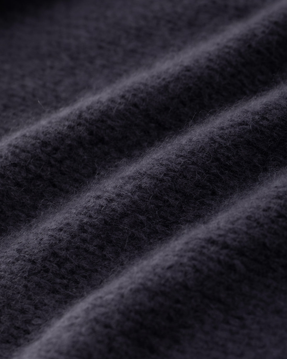 Damen Schal aus 75 % Kaschmir und 25 % Seide in Graphite Grey – glatt und locker gestrickter Schal mit weicher, fließender Haptik. Das zeitlose Design überzeugt durch seine leichte Optik und vielseitigen Stylingmöglichkeiten.