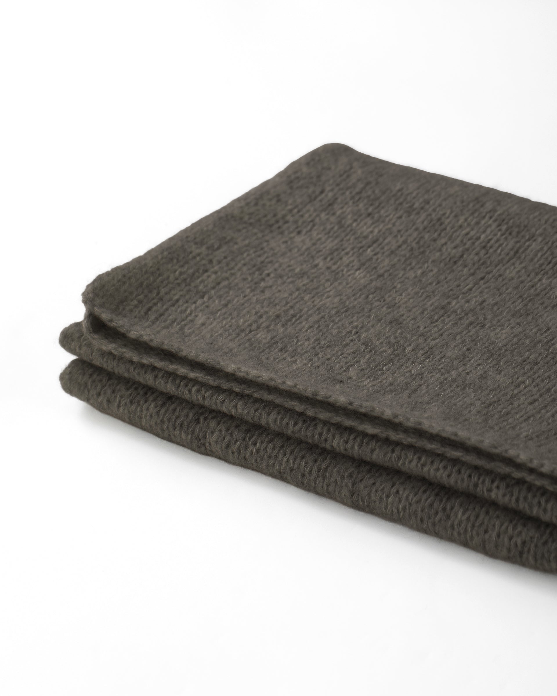 Damen Schal aus 75 % Kaschmir und 25 % Seide in Black Forest – glatt und locker gestrickter Schal mit weicher, fließender Haptik. Das zeitlose Design überzeugt durch seine leichte Optik und vielseitigen Stylingmöglichkeiten.