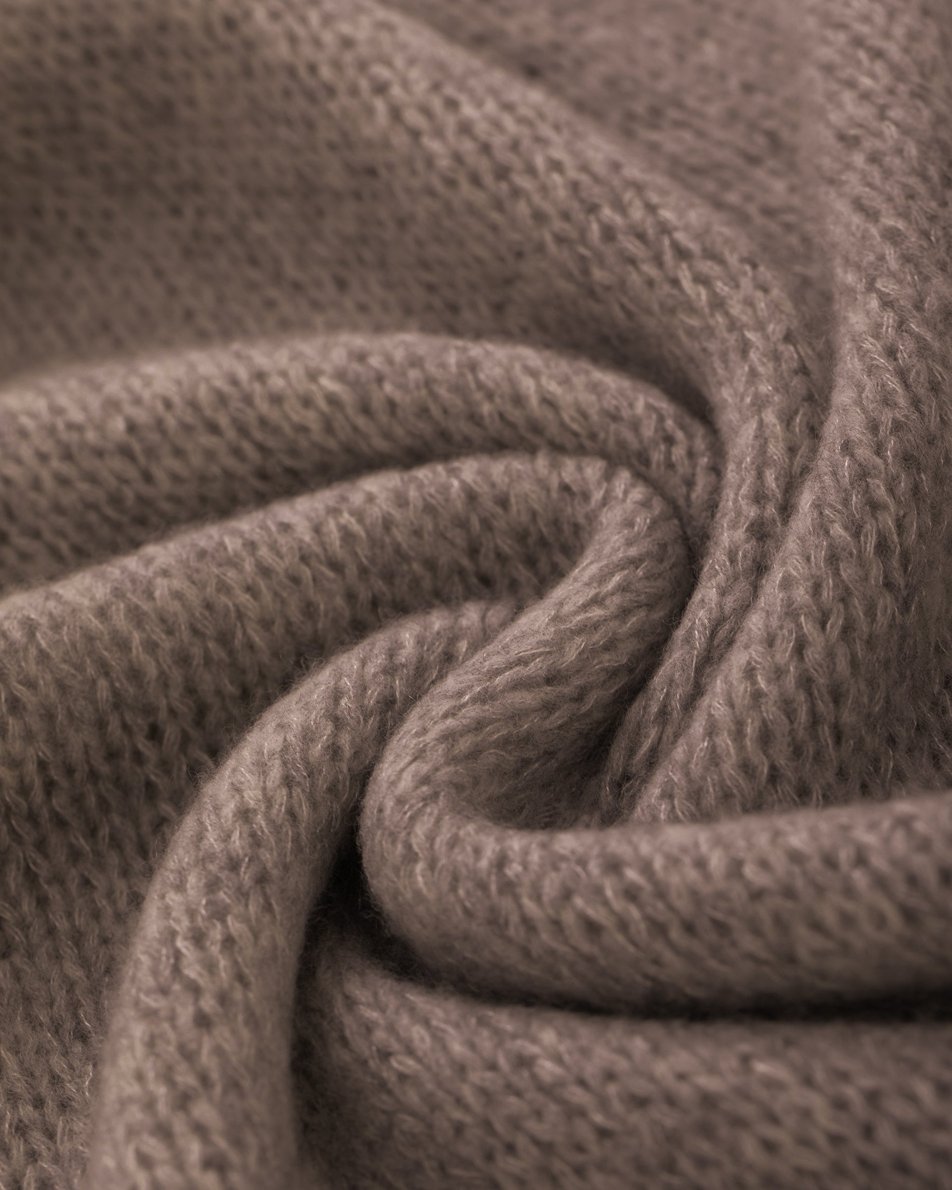 Damen Schal aus 75 % Kaschmir und 25 % Seide in Natural Twine – glatt und locker gestrickter Schal mit weicher, fließender Haptik. Das zeitlose Design überzeugt durch seine leichte Optik und vielseitigen Stylingmöglichkeiten.