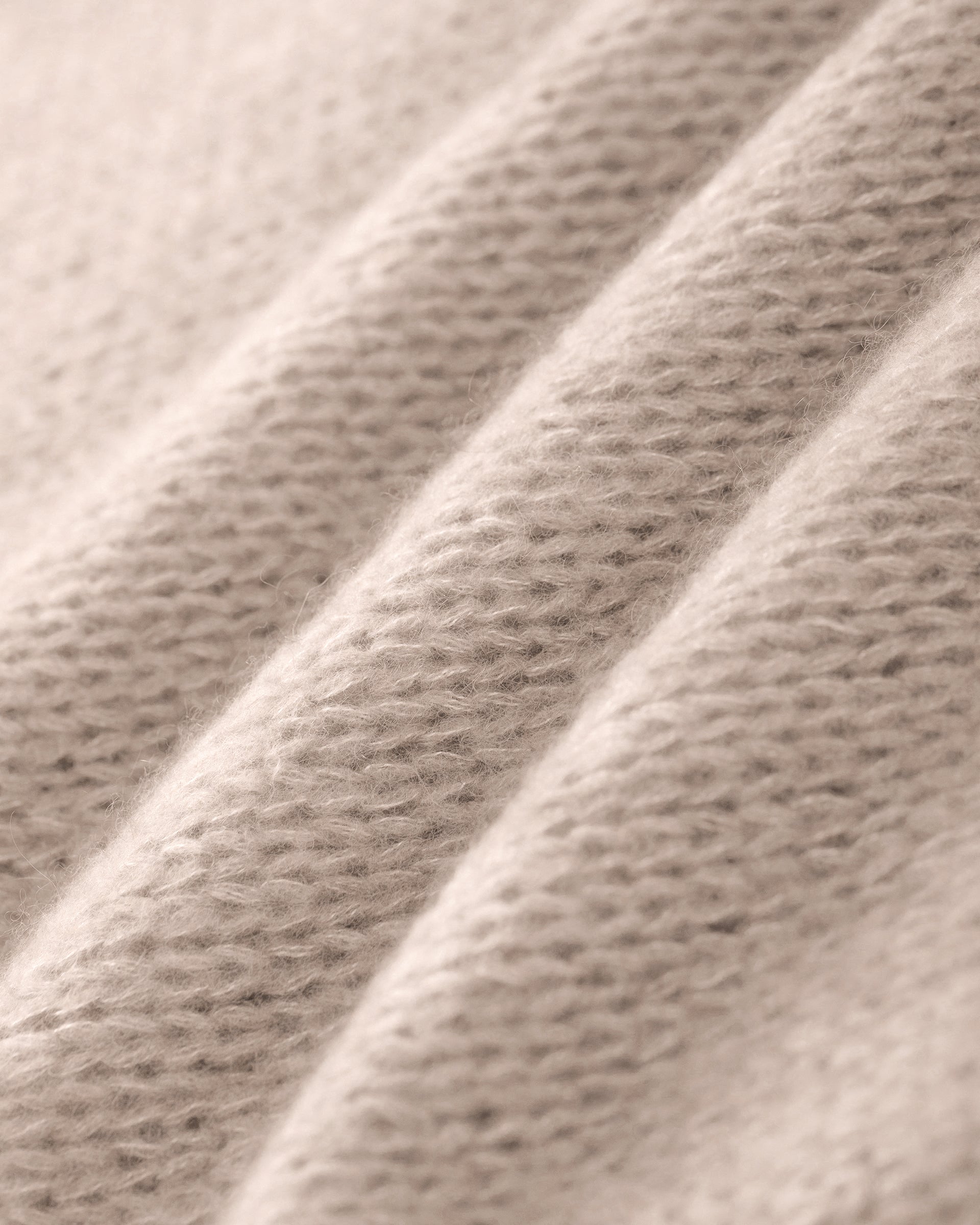 Damen Schal aus 75 % Kaschmir und 25 % Seide in Wheat – glatt und locker gestrickter Schal mit weicher, fließender Haptik. Das zeitlose Design überzeugt durch seine leichte Optik und vielseitigen Stylingmöglichkeiten.
