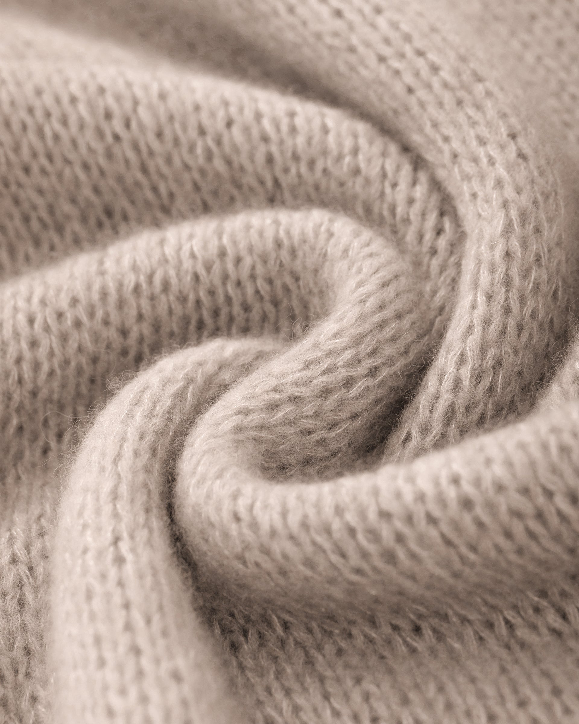 Damen Schal aus 75 % Kaschmir und 25 % Seide in Wheat – glatt und locker gestrickter Schal mit weicher, fließender Haptik. Das zeitlose Design überzeugt durch seine leichte Optik und vielseitigen Stylingmöglichkeiten.