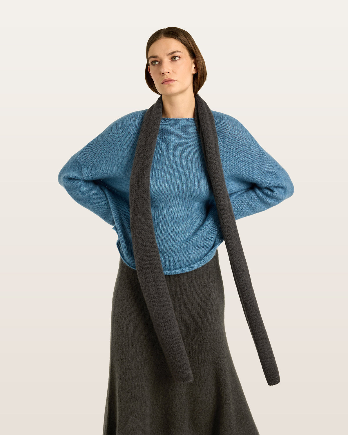 Damen Schal aus 75 % Kaschmir und 25 % Seide in Black Forest – glatt und locker gestrickter Schal mit weicher, fließender Haptik. Das zeitlose Design überzeugt durch seine leichte Optik und vielseitigen Stylingmöglichkeiten.
