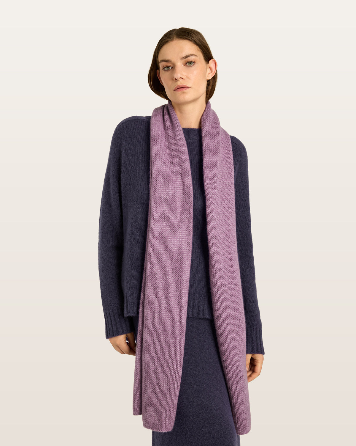 Damen Schal aus 75 % Kaschmir und 25 % Seide in Lilac Mist – glatt und locker gestrickter Schal mit weicher, fließender Haptik. Das zeitlose Design überzeugt durch seine leichte Optik und vielseitigen Stylingmöglichkeiten.