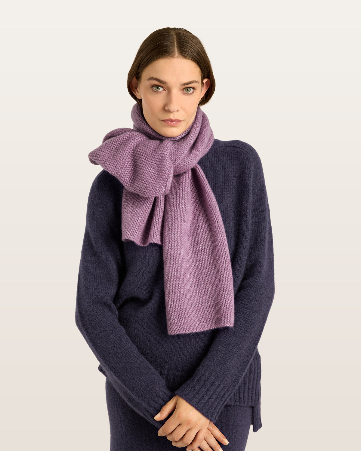 Damen Schal aus 75 % Kaschmir und 25 % Seide in Lilac Mist – glatt und locker gestrickter Schal mit weicher, fließender Haptik. Das zeitlose Design überzeugt durch seine leichte Optik und vielseitigen Stylingmöglichkeiten.