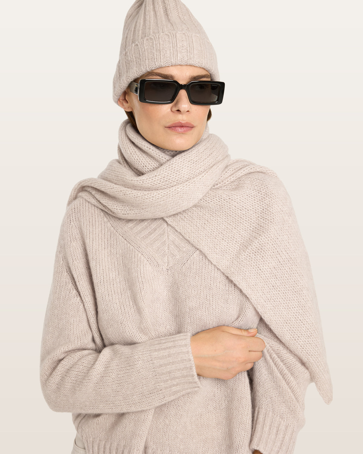 Damen Schal aus 75 % Kaschmir und 25 % Seide in Wheat – glatt und locker gestrickter Schal mit weicher, fließender Haptik. Das zeitlose Design überzeugt durch seine leichte Optik und vielseitigen Stylingmöglichkeiten.