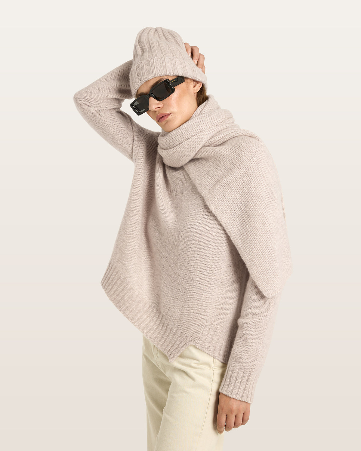 Damen Schal aus 75 % Kaschmir und 25 % Seide in Wheat – glatt und locker gestrickter Schal mit weicher, fließender Haptik. Das zeitlose Design überzeugt durch seine leichte Optik und vielseitigen Stylingmöglichkeiten.