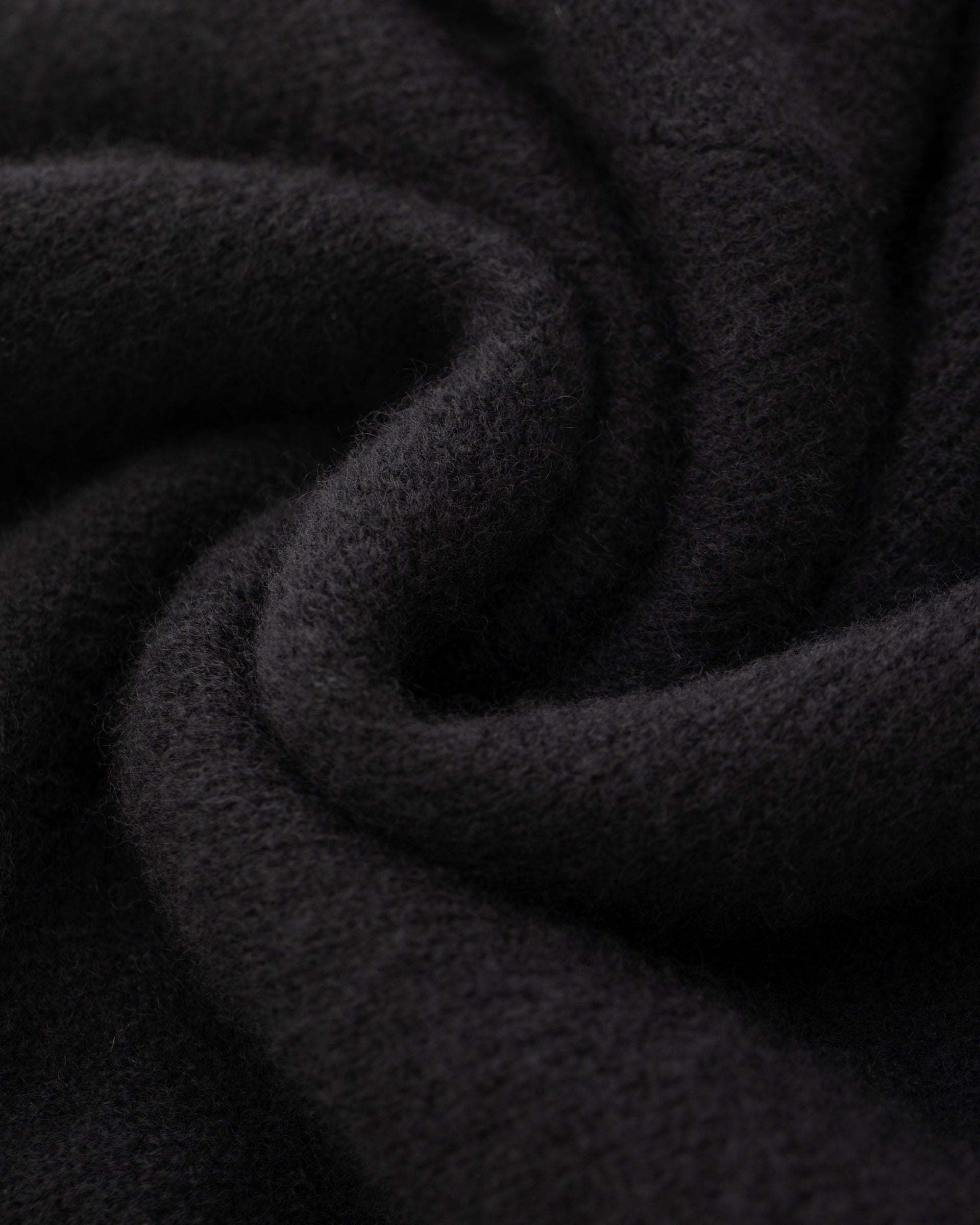 Damen Cardigan aus 75 % Kaschmir und 25 % Seide in Black – glatt gestrickter Cardigan in mittelschwerer Qualität mit körperbetonter Passform, Rundhalsausschnitt mit Kragen in Rippstruktur sowie klassischer Schulterform und langen, schmalen Ärmeln. Ärmelbündchen und Saum sind in Rippstruktur gearbeitet. Knöpfe aus waschbarem Leder und eine kleine aufgesetzte Tasche unterhalb der rechten Brust verleihen dem Modell stilvolle Designakzente.