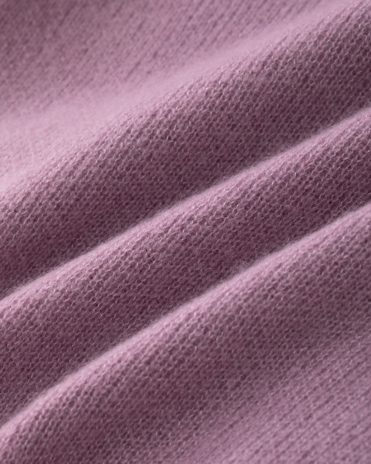 Damen Cardigan aus 75 % Kaschmir und 25 % Seide in Lilac Mist – glatt gestrickter Cardigan in mittelschwerer Qualität mit körperbetonter Passform, Rundhalsausschnitt mit Kragen in Rippstruktur sowie klassischer Schulterform und langen, schmalen Ärmeln. Ärmelbündchen und Saum sind in Rippstruktur gearbeitet. Knöpfe aus waschbarem Leder und eine kleine aufgesetzte Tasche unterhalb der rechten Brust verleihen dem Modell stilvolle Designakzente.