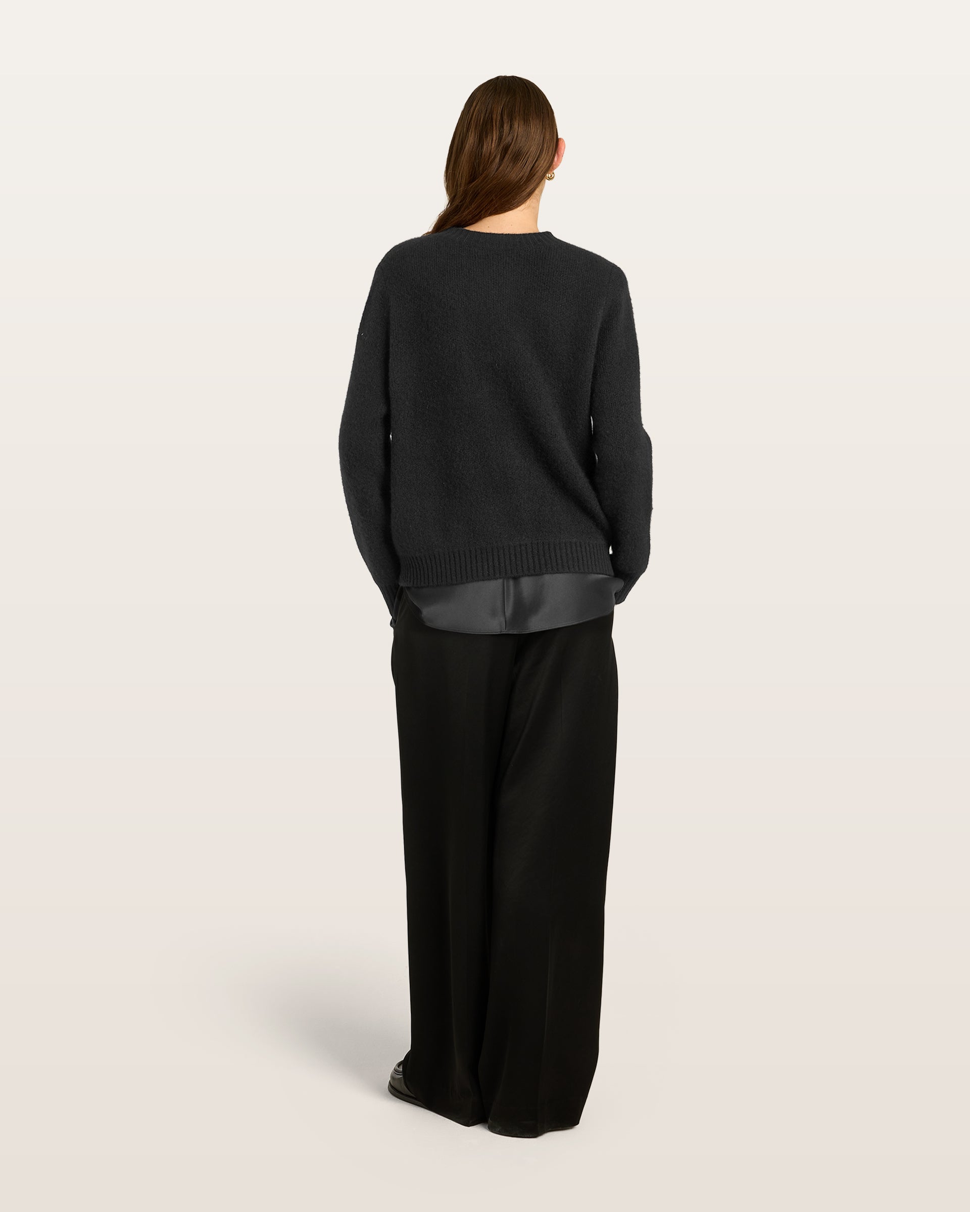Damen Cardigan aus 75 % Kaschmir und 25 % Seide in Black – glatt gestrickter Cardigan in mittelschwerer Qualität mit körperbetonter Passform, Rundhalsausschnitt mit Kragen in Rippstruktur sowie klassischer Schulterform und langen, schmalen Ärmeln. Ärmelbündchen und Saum sind in Rippstruktur gearbeitet. Knöpfe aus waschbarem Leder und eine kleine aufgesetzte Tasche unterhalb der rechten Brust verleihen dem Modell stilvolle Designakzente.