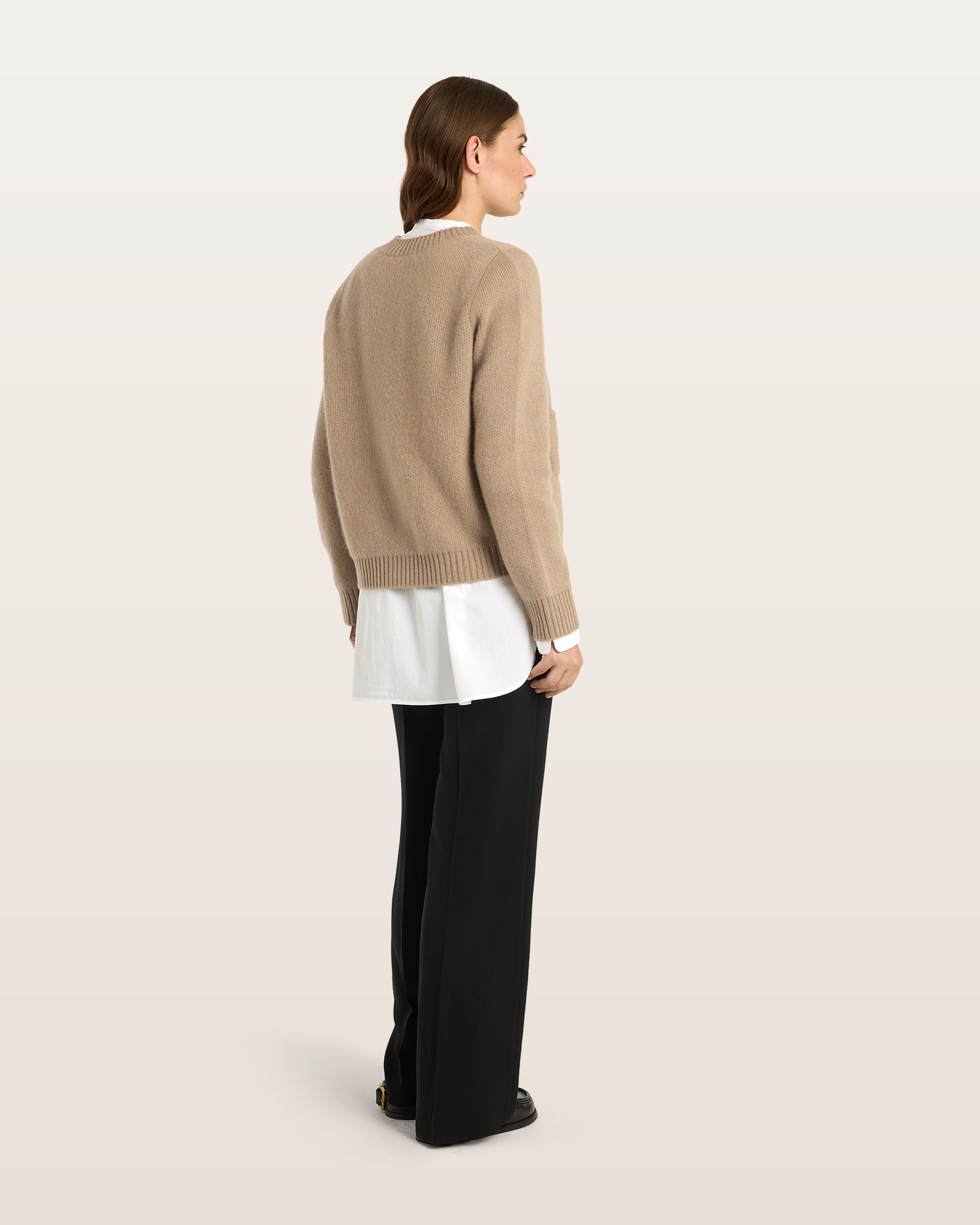 Damen Cardigan aus 75 % Kaschmir und 25 % Seide in Warm Sand – glatt gestrickter Cardigan in mittelschwerer Qualität mit körperbetonter Passform, Rundhalsausschnitt mit Kragen in Rippstruktur sowie klassischer Schulterform und langen, schmalen Ärmeln. Ärmelbündchen und Saum sind in Rippstruktur gearbeitet. Knöpfe aus waschbarem Leder und eine kleine aufgesetzte Tasche unterhalb der rechten Brust verleihen dem Modell stilvolle Designakzente.