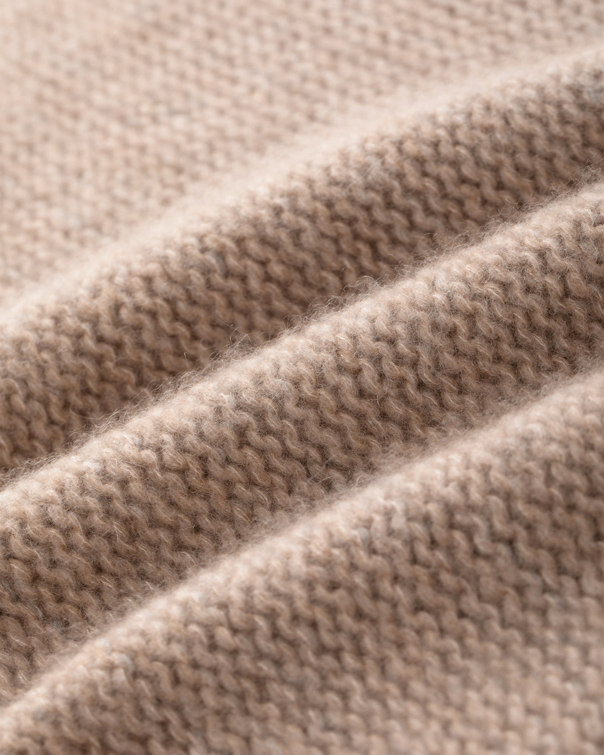 Damen Pullover aus 75 % Kaschmir und 25 % Seide in Misty Beige – grob gestrickter Pullover aus Mouliné-Garn in oversized Passform mit links gestrickter Optik, Rollkragen in Rippstruktur, überschnittener Schulter sowie langen, relaxten Ärmeln. Rippstrukturen an den Seitennähten, Schultern und Ärmeln sowie Ärmelbündchen und Saum in Rippstruktur verleihen dem Modell eine besondere Textur. Das längere Rückenteil und die Schlitze an den Seitennähten sorgen für eine moderne, lässige Silhouette.