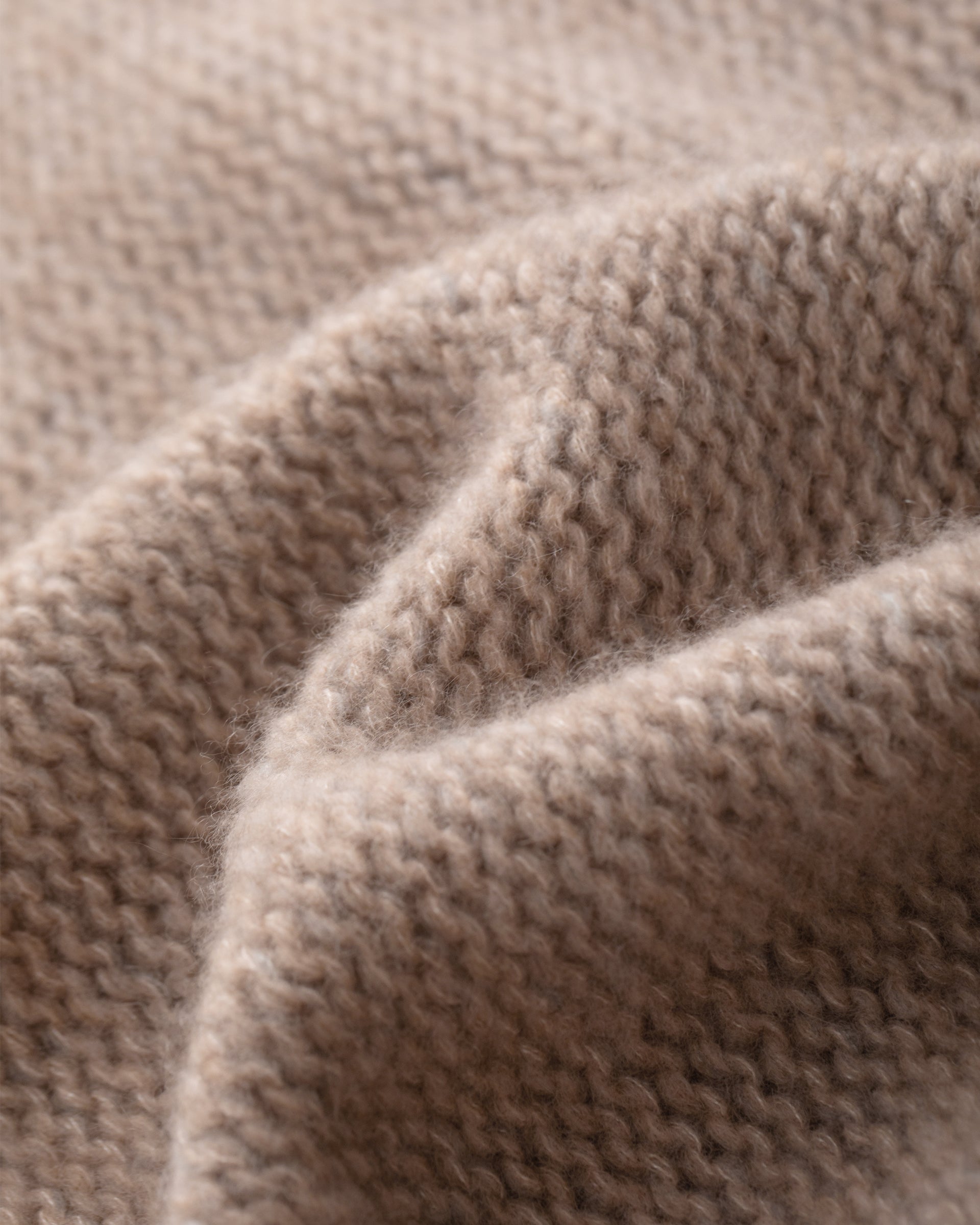 Damen Pullover aus 75 % Kaschmir und 25 % Seide in Misty Beige – grob gestrickter Pullover aus Mouliné-Garn in oversized Passform mit links gestrickter Optik, Rollkragen in Rippstruktur, überschnittener Schulter sowie langen, relaxten Ärmeln. Rippstrukturen an den Seitennähten, Schultern und Ärmeln sowie Ärmelbündchen und Saum in Rippstruktur verleihen dem Modell eine besondere Textur. Das längere Rückenteil und die Schlitze an den Seitennähten sorgen für eine moderne, lässige Silhouette.