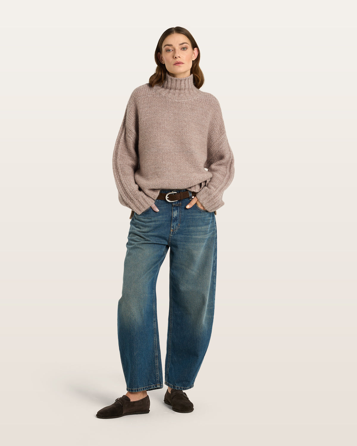 Damen Pullover aus 75 % Kaschmir und 25 % Seide in Misty Beige – grob gestrickter Pullover aus Mouliné-Garn in oversized Passform mit links gestrickter Optik, Rollkragen in Rippstruktur, überschnittener Schulter sowie langen, relaxten Ärmeln. Rippstrukturen an den Seitennähten, Schultern und Ärmeln sowie Ärmelbündchen und Saum in Rippstruktur verleihen dem Modell eine besondere Textur. Das längere Rückenteil und die Schlitze an den Seitennähten sorgen für eine moderne, lässige Silhouette.