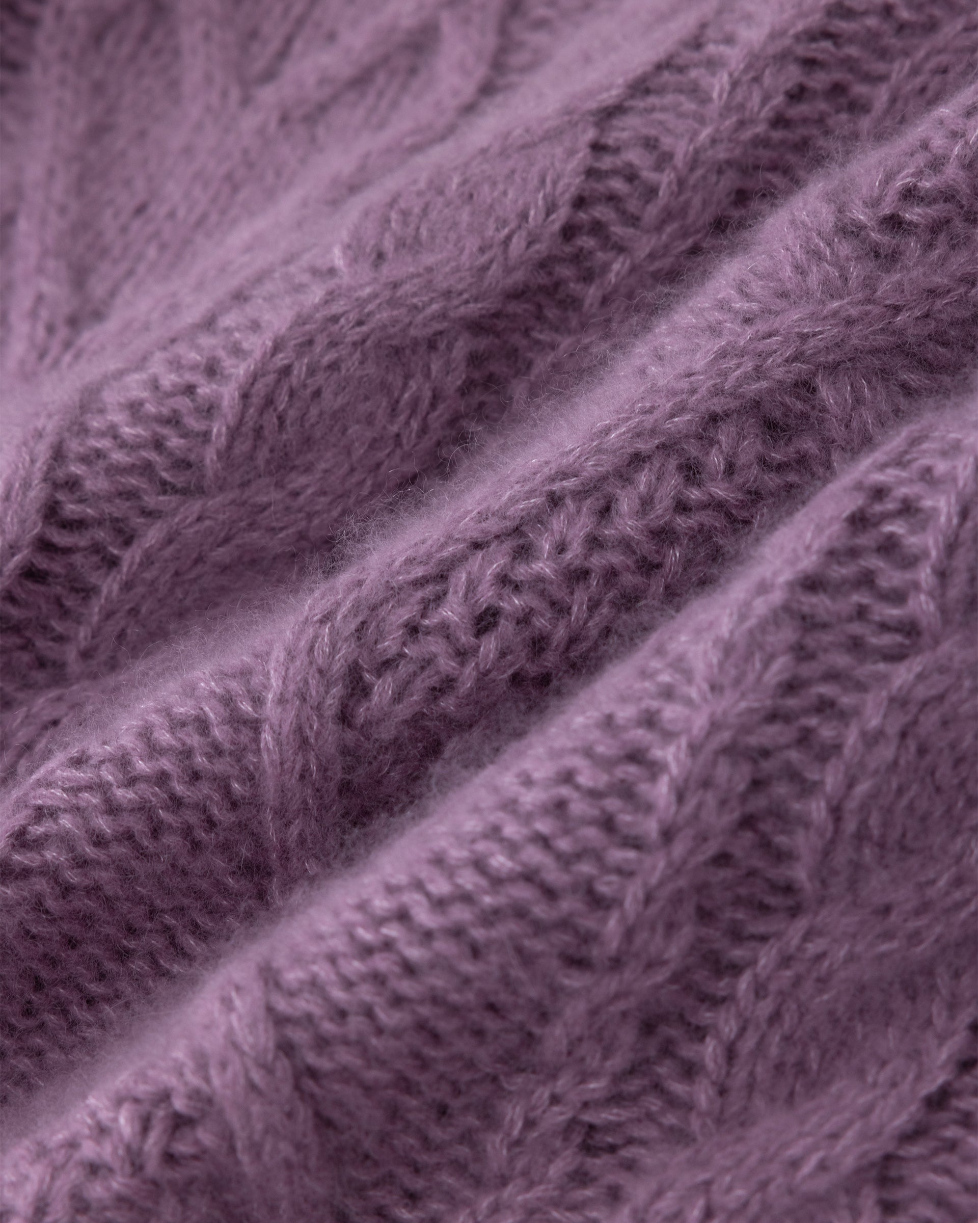Damen Pullover aus 75 % Kaschmir und 25 % Seide in Lilac Mist – Pullover mit klassischem Zopfmuster in grober Strickqualität und kastiger, lockerer Passform. Der doppelte, breite Kragen in Rippstruktur verleiht dem Modell eine markante Optik, während überschnittene Schultern, lange, relaxte Ärmel sowie Bündchen und Saum in Rippstruktur den lässigen Look unterstreichen.