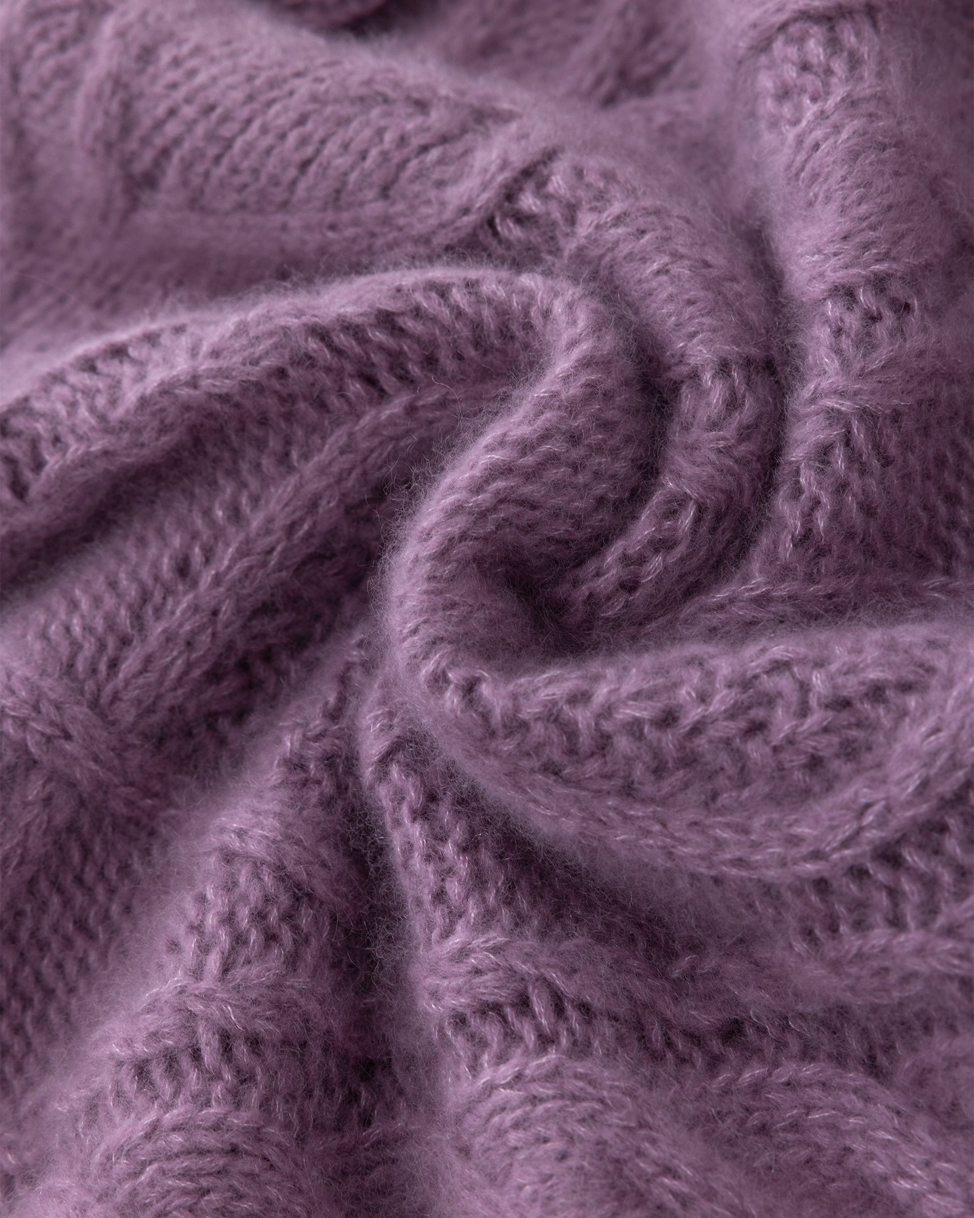 Damen Pullover aus 75 % Kaschmir und 25 % Seide in Lilac Mist – Pullover mit klassischem Zopfmuster in grober Strickqualität und kastiger, lockerer Passform. Der doppelte, breite Kragen in Rippstruktur verleiht dem Modell eine markante Optik, während überschnittene Schultern, lange, relaxte Ärmel sowie Bündchen und Saum in Rippstruktur den lässigen Look unterstreichen.