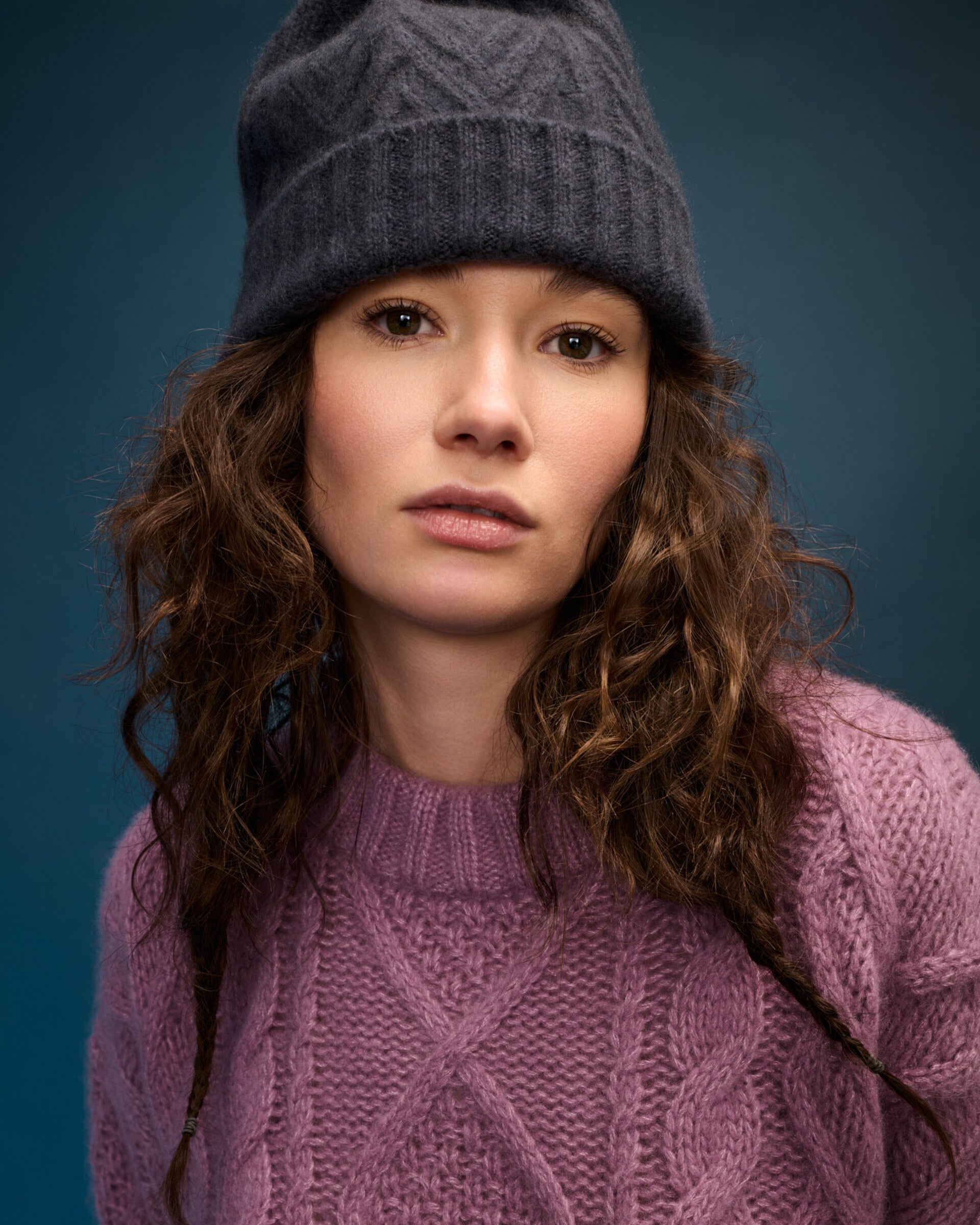 Damen Pullover aus 75 % Kaschmir und 25 % Seide in Lilac Mist – Pullover mit klassischem Zopfmuster in grober Strickqualität und kastiger, lockerer Passform. Der doppelte, breite Kragen in Rippstruktur verleiht dem Modell eine markante Optik, während überschnittene Schultern, lange, relaxte Ärmel sowie Bündchen und Saum in Rippstruktur den lässigen Look unterstreichen.