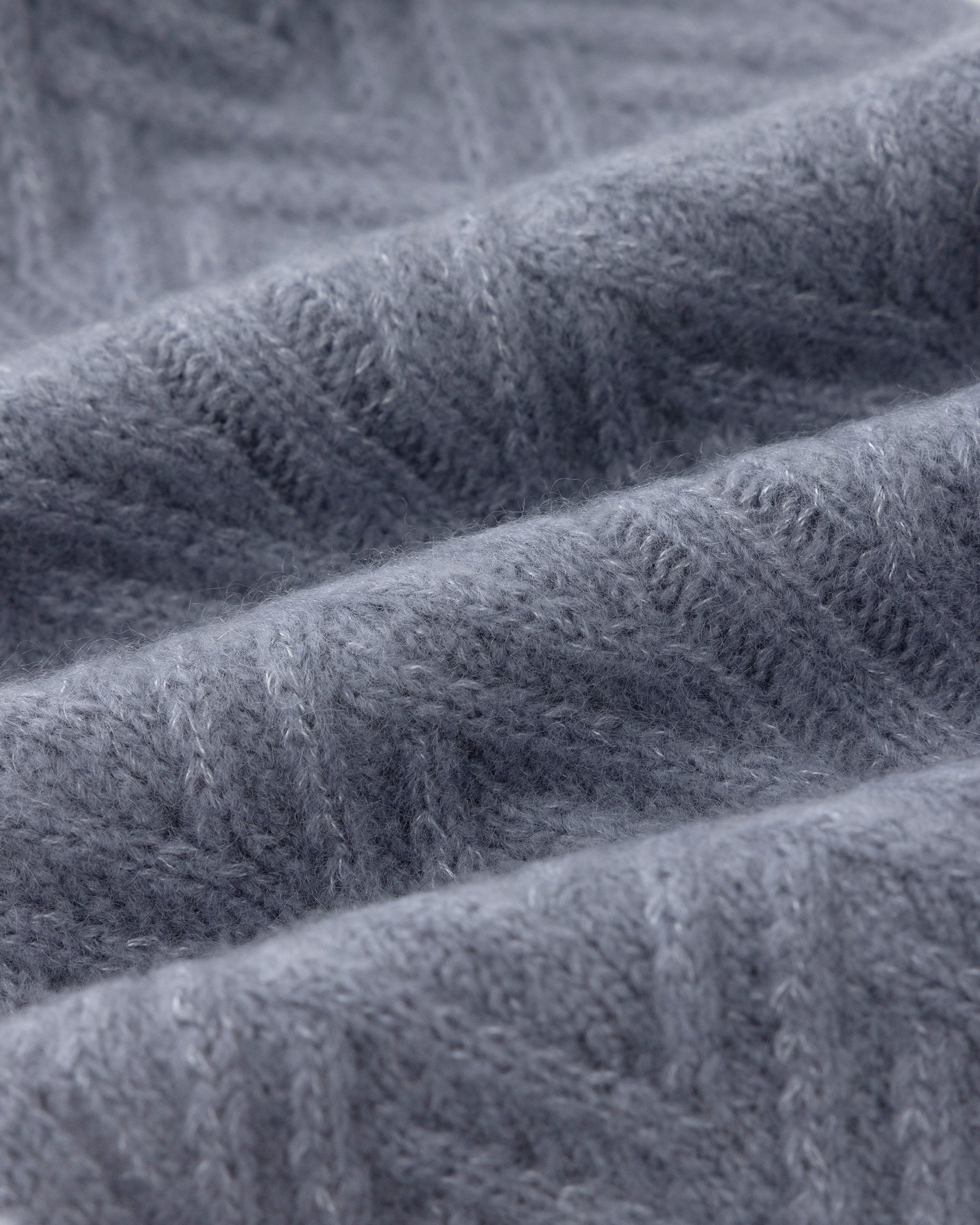 Damen Schal aus 75 % Kaschmir und 25 % Seide in Blue Mirage – Schal mit Zopfmuster in mittelschwerer Strickqualität. Das zeitlose Design überzeugt durch seine markante Strickstruktur, die weiche Haptik und vielseitige Stylingmöglichkeiten.