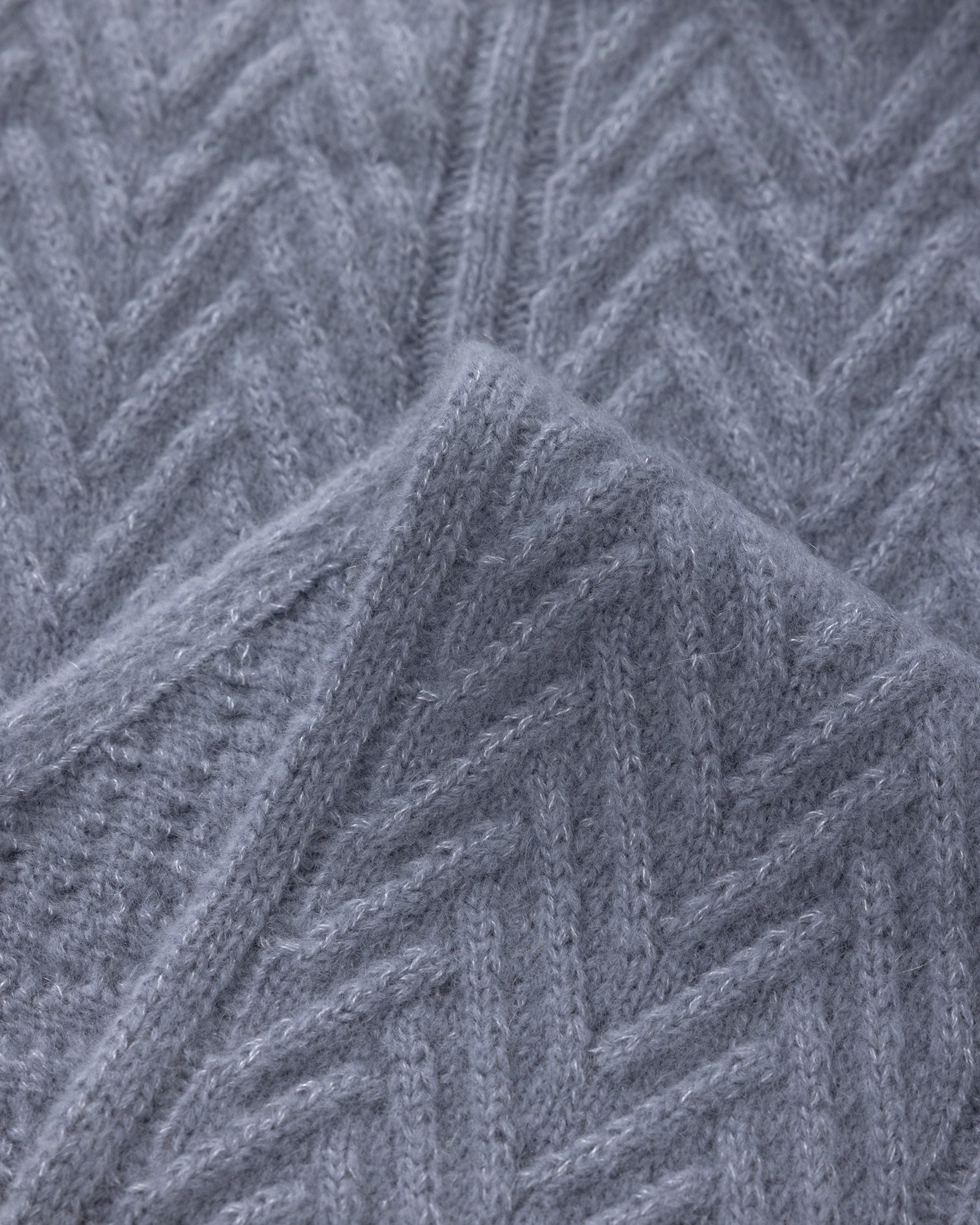 Damen Schal aus 75 % Kaschmir und 25 % Seide in Blue Mirage – Schal mit Zopfmuster in mittelschwerer Strickqualität. Das zeitlose Design überzeugt durch seine markante Strickstruktur, die weiche Haptik und vielseitige Stylingmöglichkeiten.