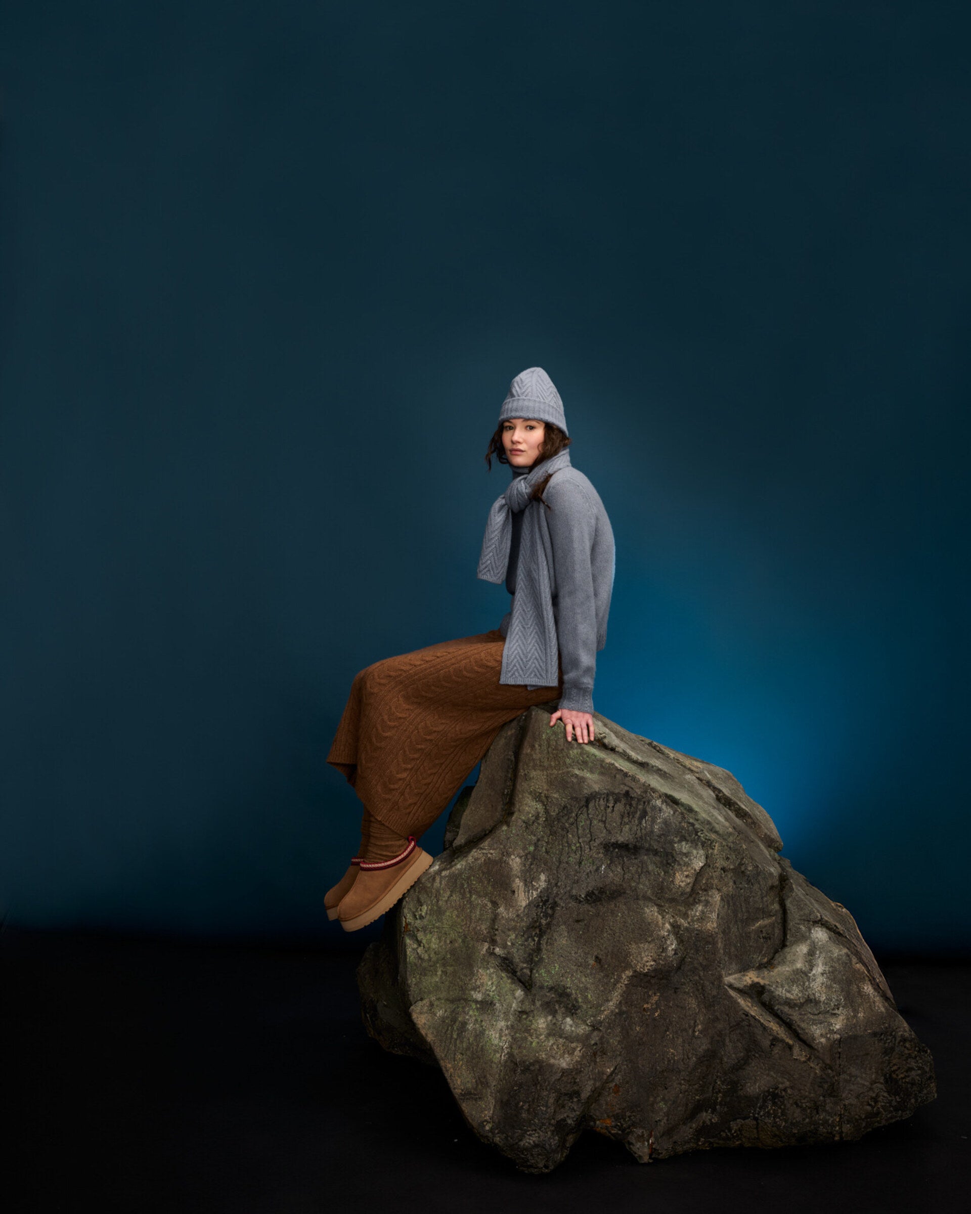 Damen Schal aus 75 % Kaschmir und 25 % Seide in Blue Mirage – Schal mit Zopfmuster in mittelschwerer Strickqualität. Das zeitlose Design überzeugt durch seine markante Strickstruktur, die weiche Haptik und vielseitige Stylingmöglichkeiten.