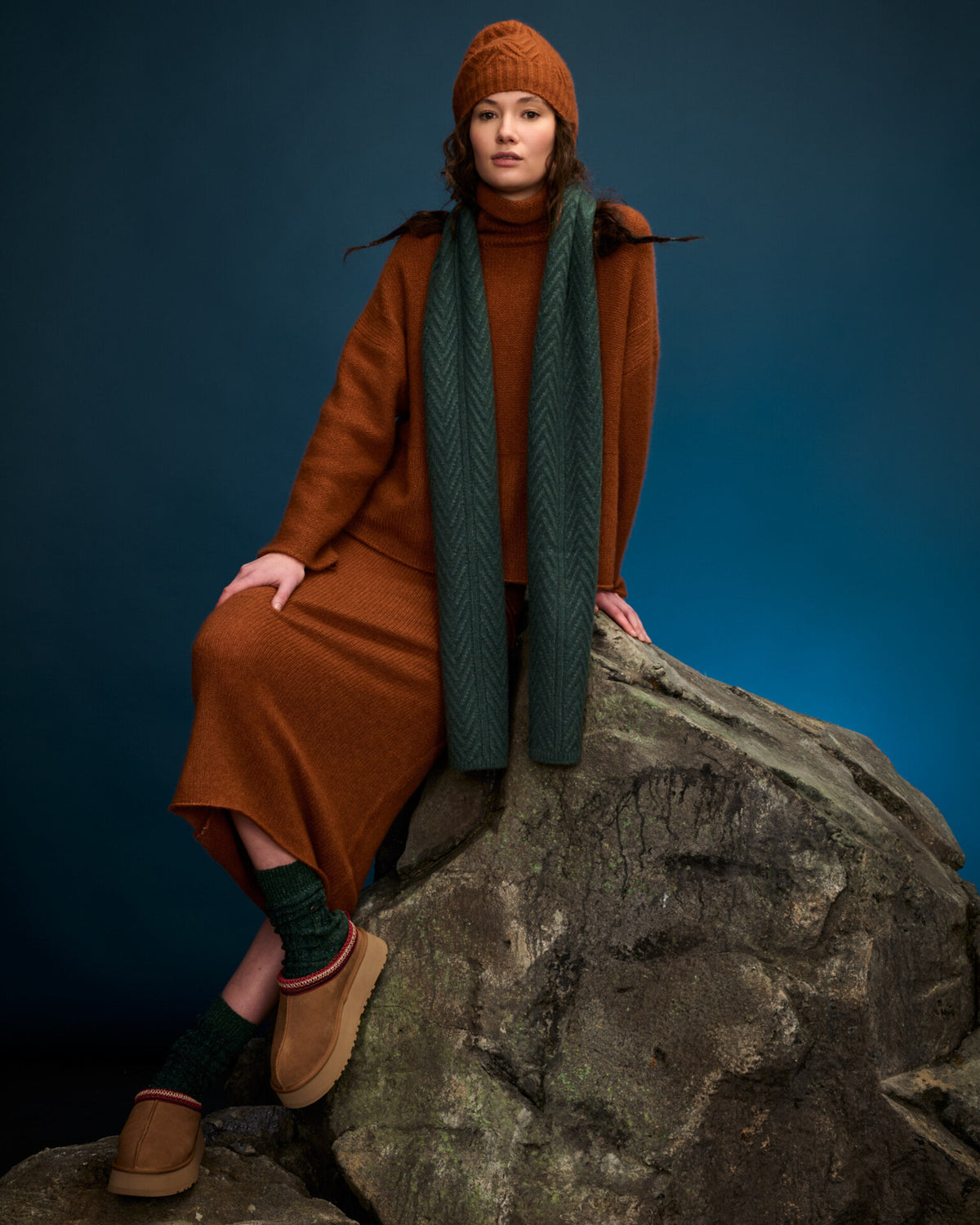 Damen Schal aus 75 % Kaschmir und 25 % Seide in Emerald – Schal mit Zopfmuster in mittelschwerer Strickqualität. Das zeitlose Design überzeugt durch seine markante Strickstruktur, die weiche Haptik und vielseitige Stylingmöglichkeiten.