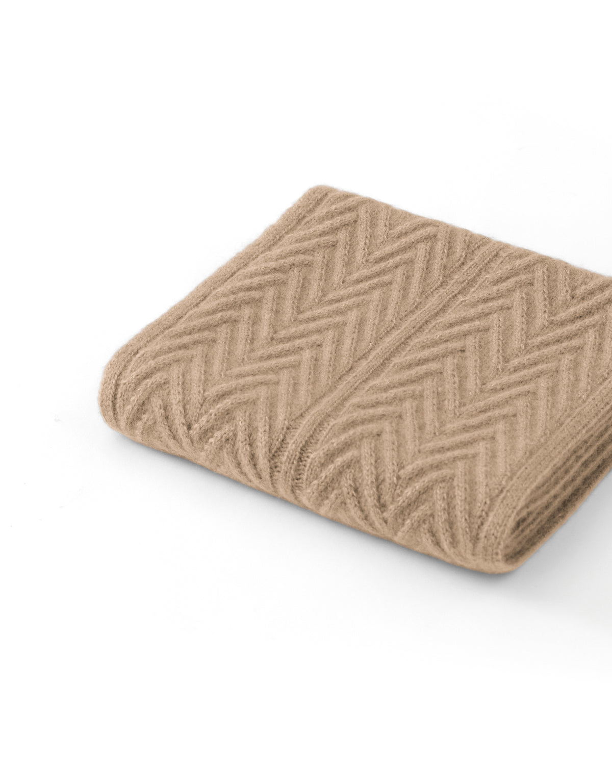 Damen Schal aus 75 % Kaschmir und 25 % Seide in Warm Sand – Schal mit Zopfmuster in mittelschwerer Strickqualität. Das zeitlose Design überzeugt durch seine markante Strickstruktur, die weiche Haptik und vielseitige Stylingmöglichkeiten.