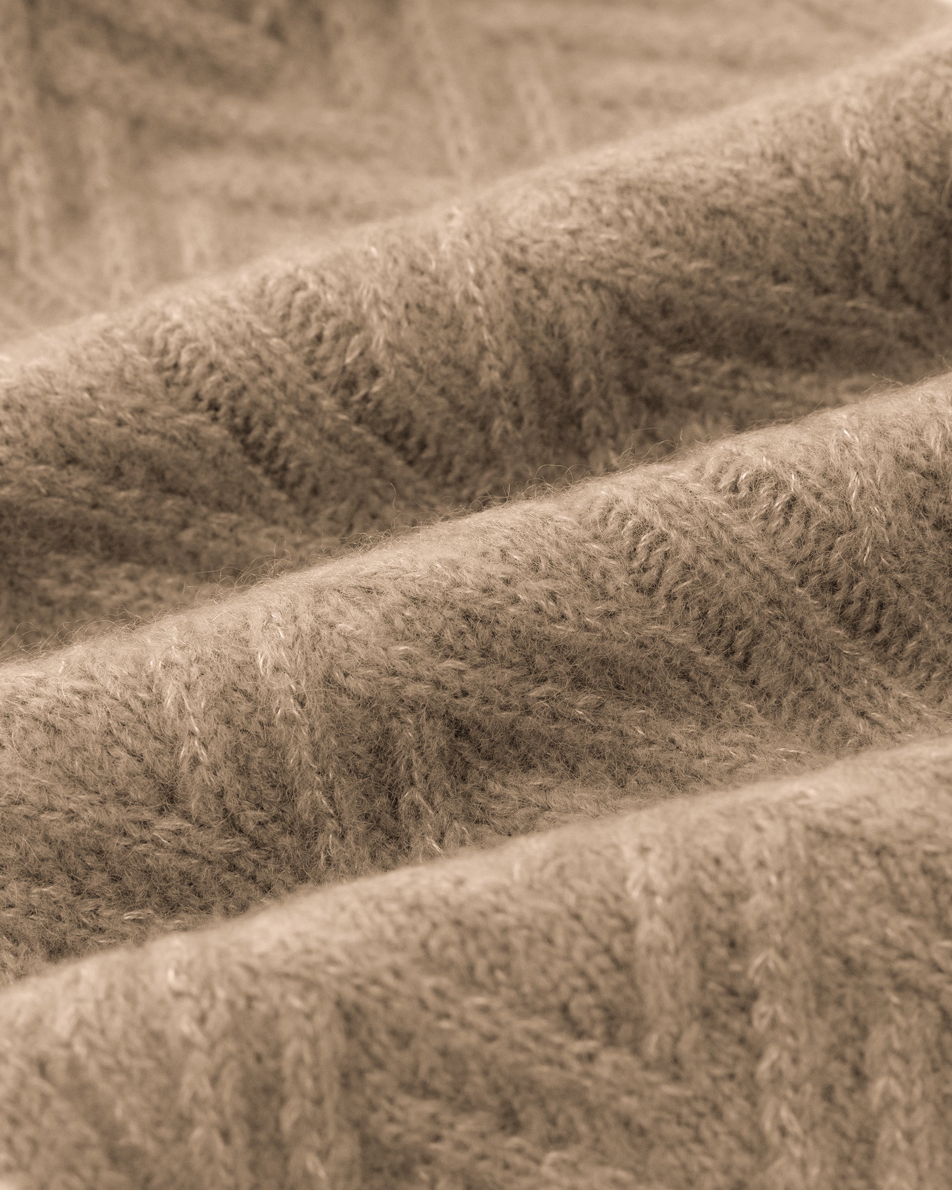 Damen Schal aus 75 % Kaschmir und 25 % Seide in Warm Sand – Schal mit Zopfmuster in mittelschwerer Strickqualität. Das zeitlose Design überzeugt durch seine markante Strickstruktur, die weiche Haptik und vielseitige Stylingmöglichkeiten.