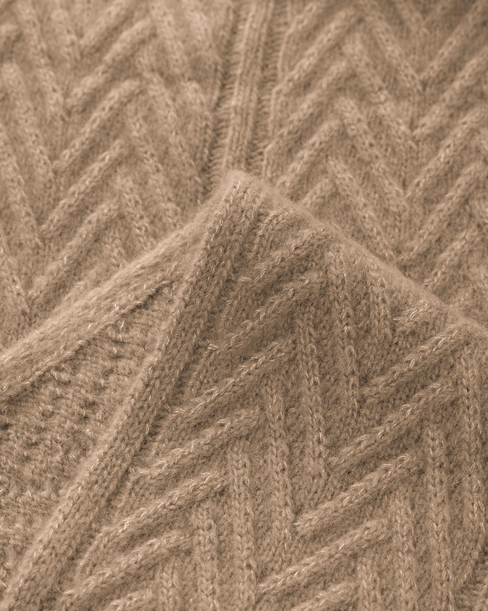 Damen Schal aus 75 % Kaschmir und 25 % Seide in Warm Sand – Schal mit Zopfmuster in mittelschwerer Strickqualität. Das zeitlose Design überzeugt durch seine markante Strickstruktur, die weiche Haptik und vielseitige Stylingmöglichkeiten.