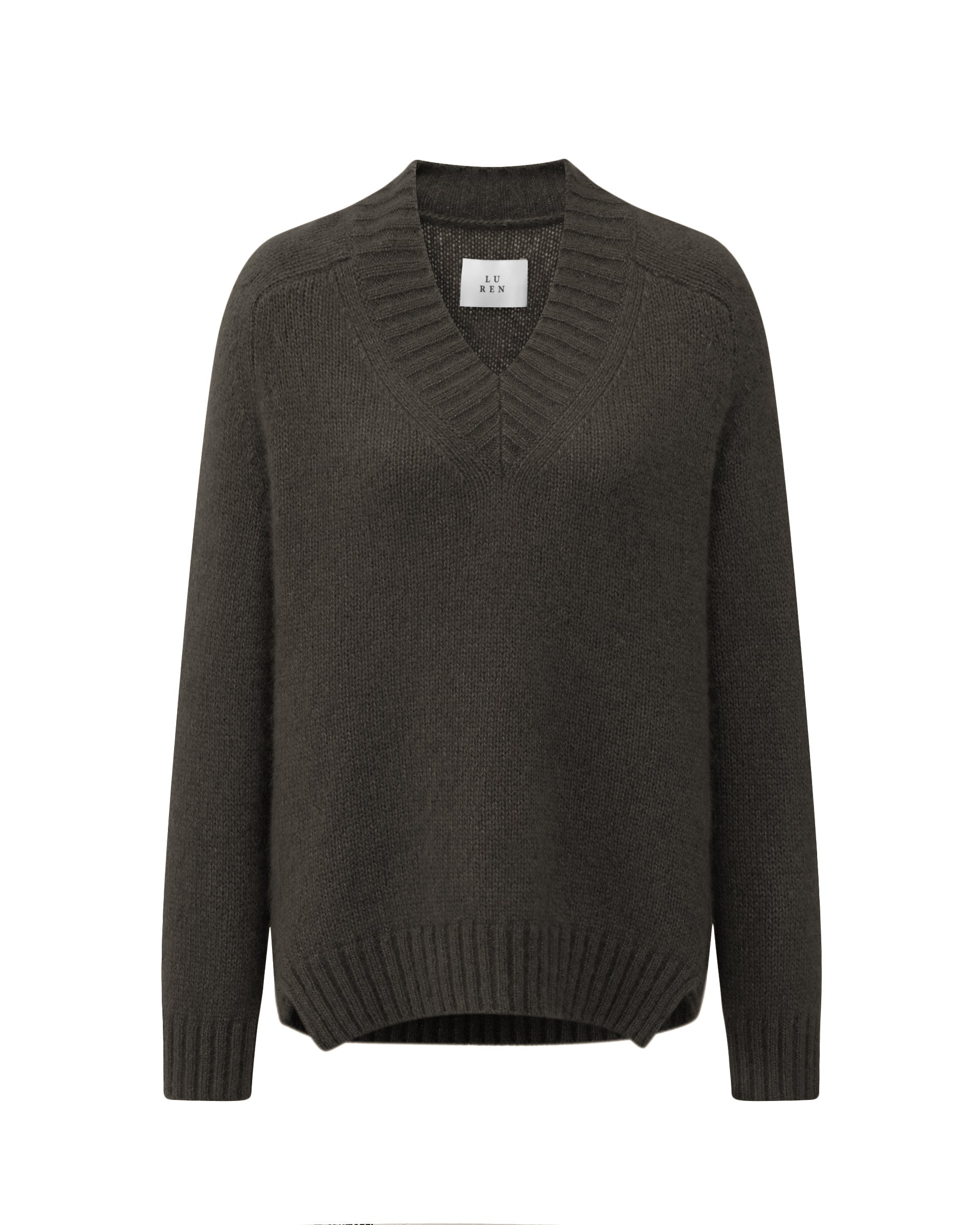 Damen Pullover aus 75 % Kaschmir und 25 % Seide in Black Forest – glatt gestrickter Pullover in mittelschwerer Qualität mit lockerer Passform, V-Ausschnitt mit breitem Kragen in Rippstruktur, Sattelschulter sowie langen, schmalen Ärmeln. Ärmelbündchen und Saum sind in Rippstruktur gearbeitet, ein besonderes Design-Detail am Saum rundet das Modell ab.