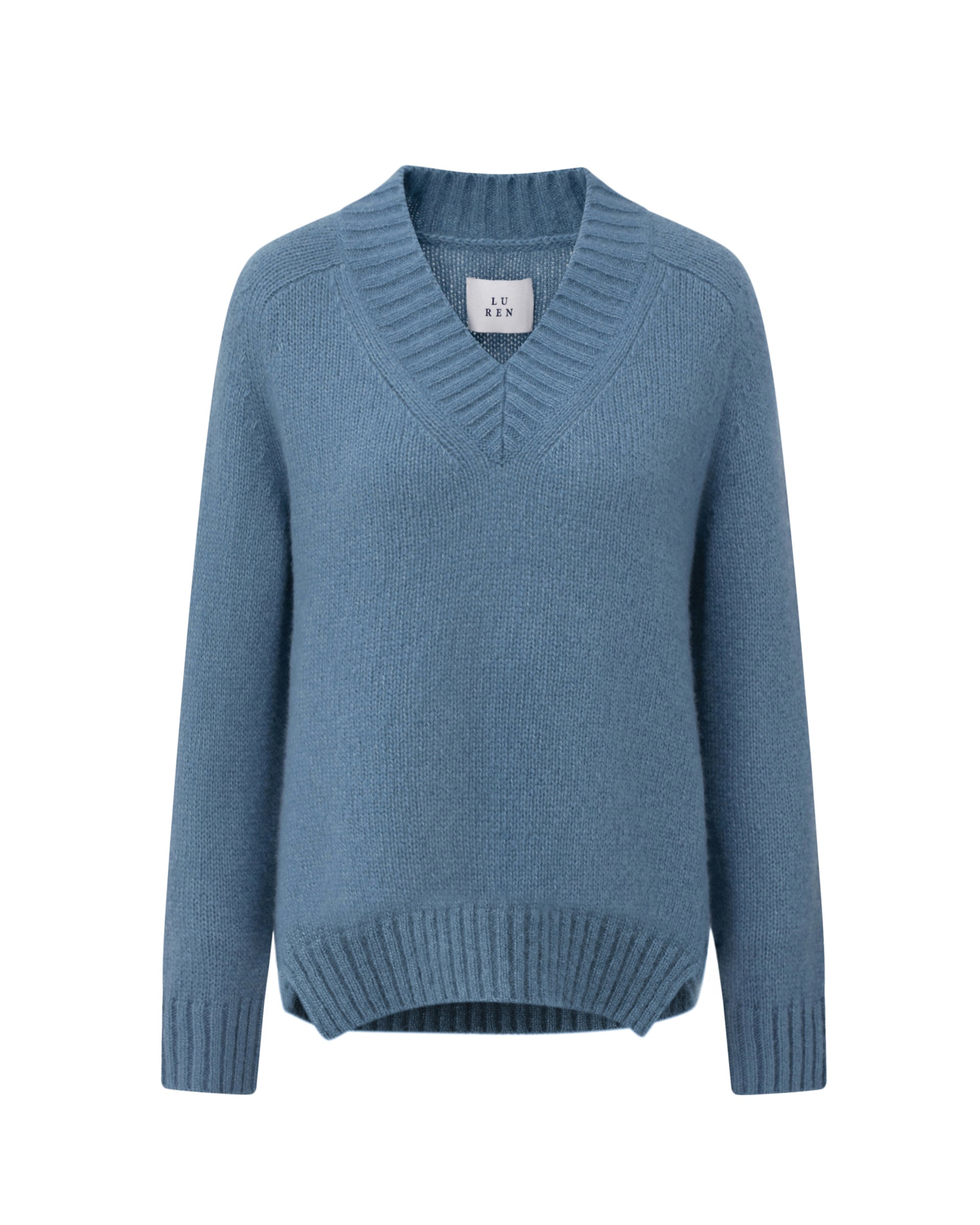 Damen Pullover aus 75 % Kaschmir und 25 % Seide in Blue Fog – glatt gestrickter Pullover in mittelschwerer Qualität mit lockerer Passform, V-Ausschnitt mit breitem Kragen in Rippstruktur, Sattelschulter sowie langen, schmalen Ärmeln. Ärmelbündchen und Saum sind in Rippstruktur gearbeitet, ein besonderes Design-Detail am Saum rundet das Modell ab.
