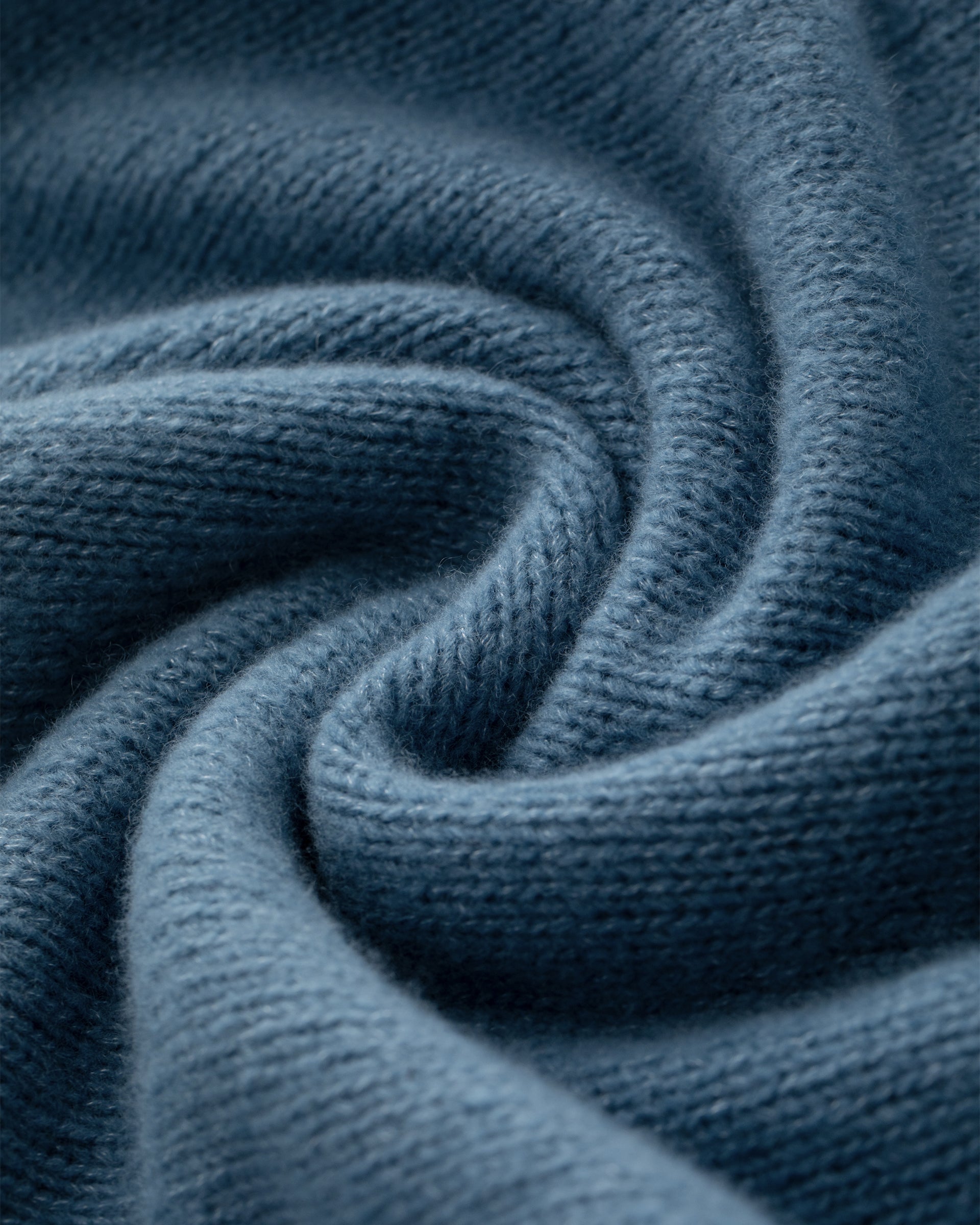 Damen Pullover aus 75 % Kaschmir und 25 % Seide in Blue Fog – glatt gestrickter Pullover in mittelschwerer Qualität mit lockerer Passform, V-Ausschnitt mit breitem Kragen in Rippstruktur, Sattelschulter sowie langen, schmalen Ärmeln. Ärmelbündchen und Saum sind in Rippstruktur gearbeitet, ein besonderes Design-Detail am Saum rundet das Modell ab.