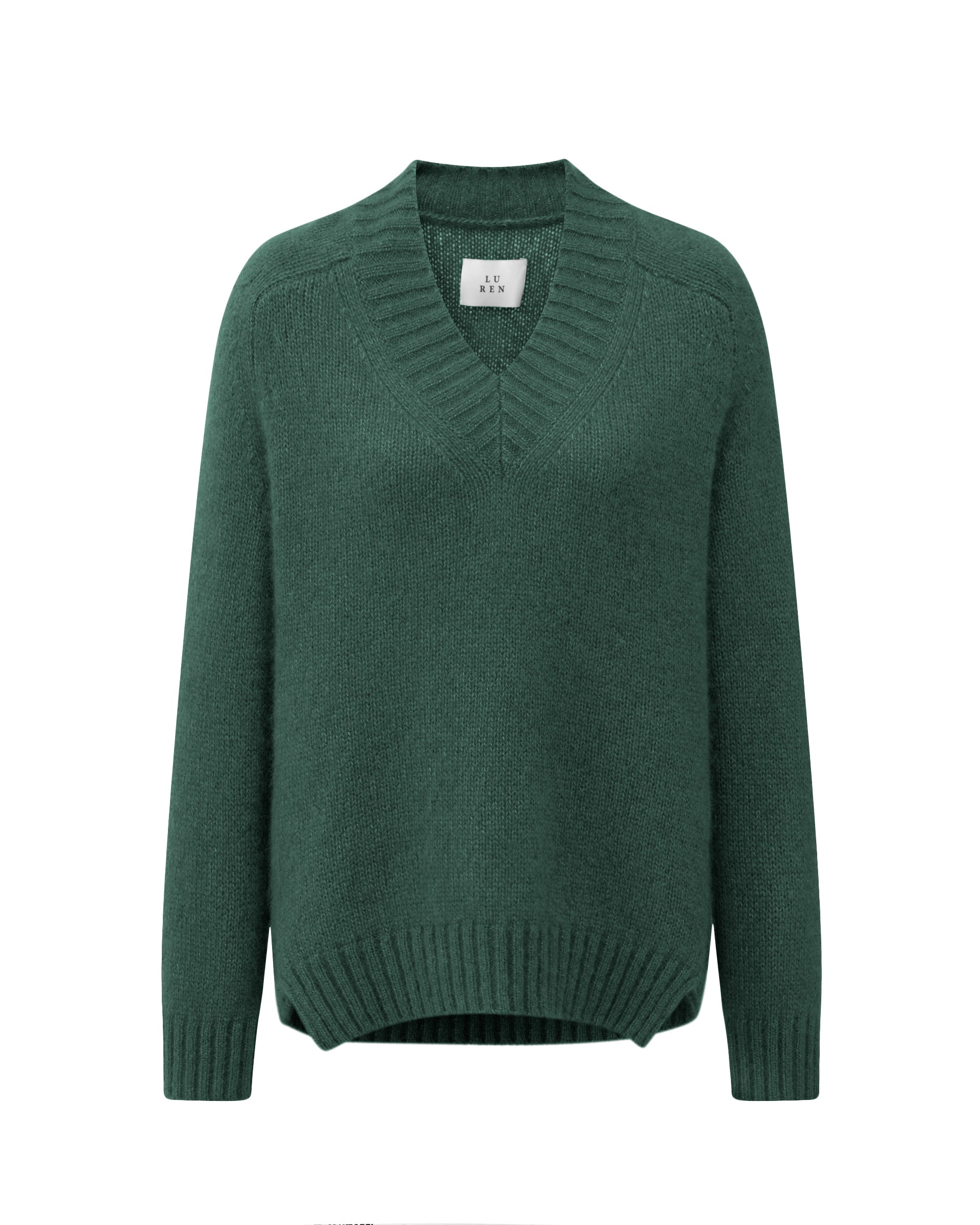 Damen Pullover aus 75 % Kaschmir und 25 % Seide in Emerald – glatt gestrickter Pullover in mittelschwerer Qualität mit lockerer Passform, V-Ausschnitt mit breitem Kragen in Rippstruktur, Sattelschulter sowie langen, schmalen Ärmeln. Ärmelbündchen und Saum sind in Rippstruktur gearbeitet, ein besonderes Design-Detail am Saum rundet das Modell ab.