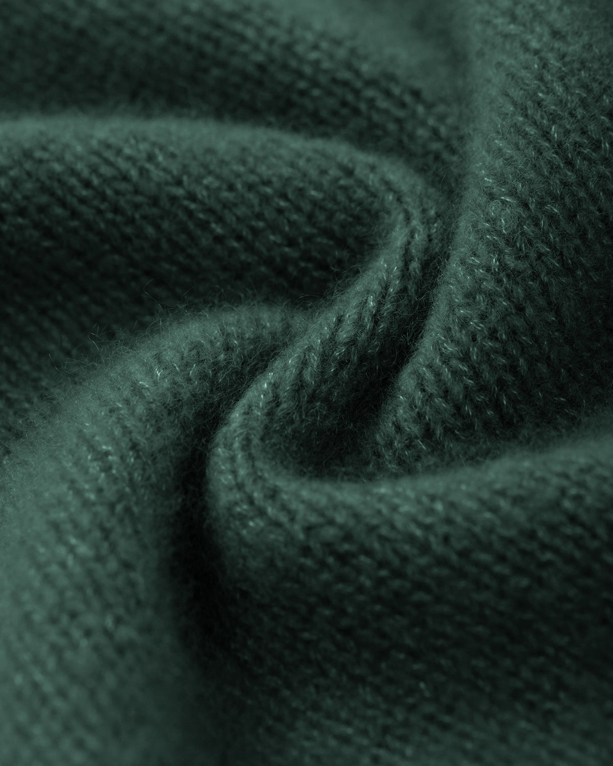 Damen Pullover aus 75 % Kaschmir und 25 % Seide in Emerald – glatt gestrickter Pullover in mittelschwerer Qualität mit lockerer Passform, V-Ausschnitt mit breitem Kragen in Rippstruktur, Sattelschulter sowie langen, schmalen Ärmeln. Ärmelbündchen und Saum sind in Rippstruktur gearbeitet, ein besonderes Design-Detail am Saum rundet das Modell ab.
