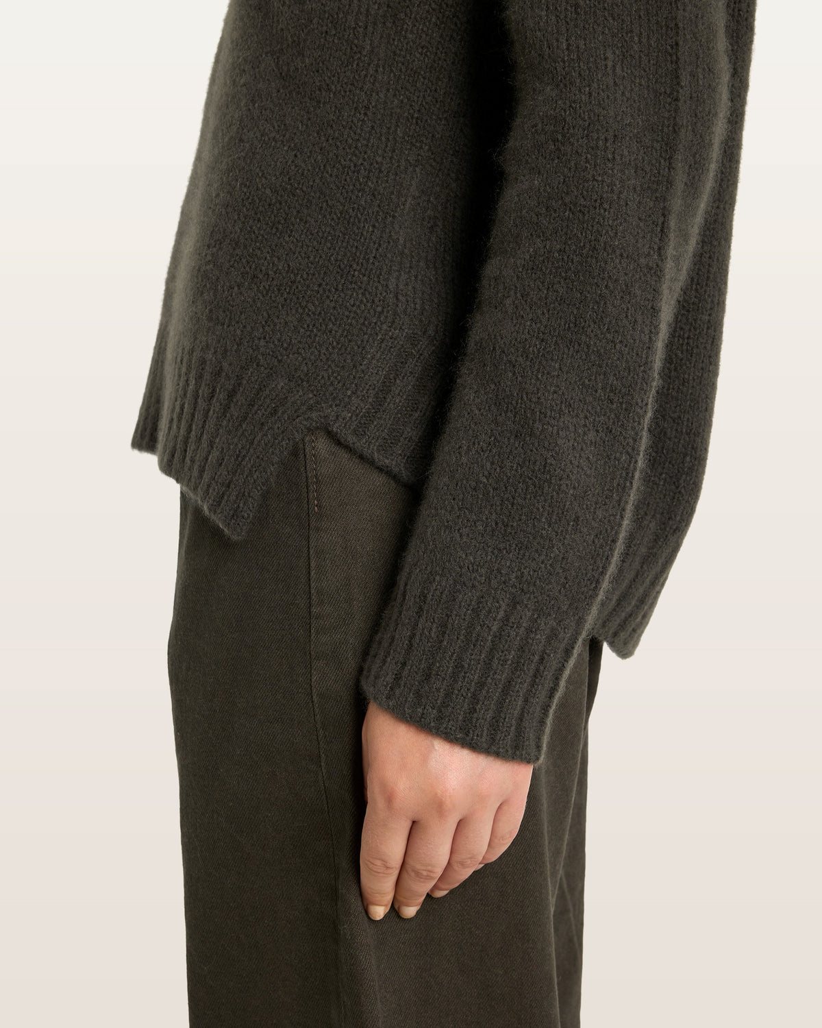 Damen Pullover aus 75 % Kaschmir und 25 % Seide in Black Forest – glatt gestrickter Pullover in mittelschwerer Qualität mit lockerer Passform, V-Ausschnitt mit breitem Kragen in Rippstruktur, Sattelschulter sowie langen, schmalen Ärmeln. Ärmelbündchen und Saum sind in Rippstruktur gearbeitet, ein besonderes Design-Detail am Saum rundet das Modell ab.