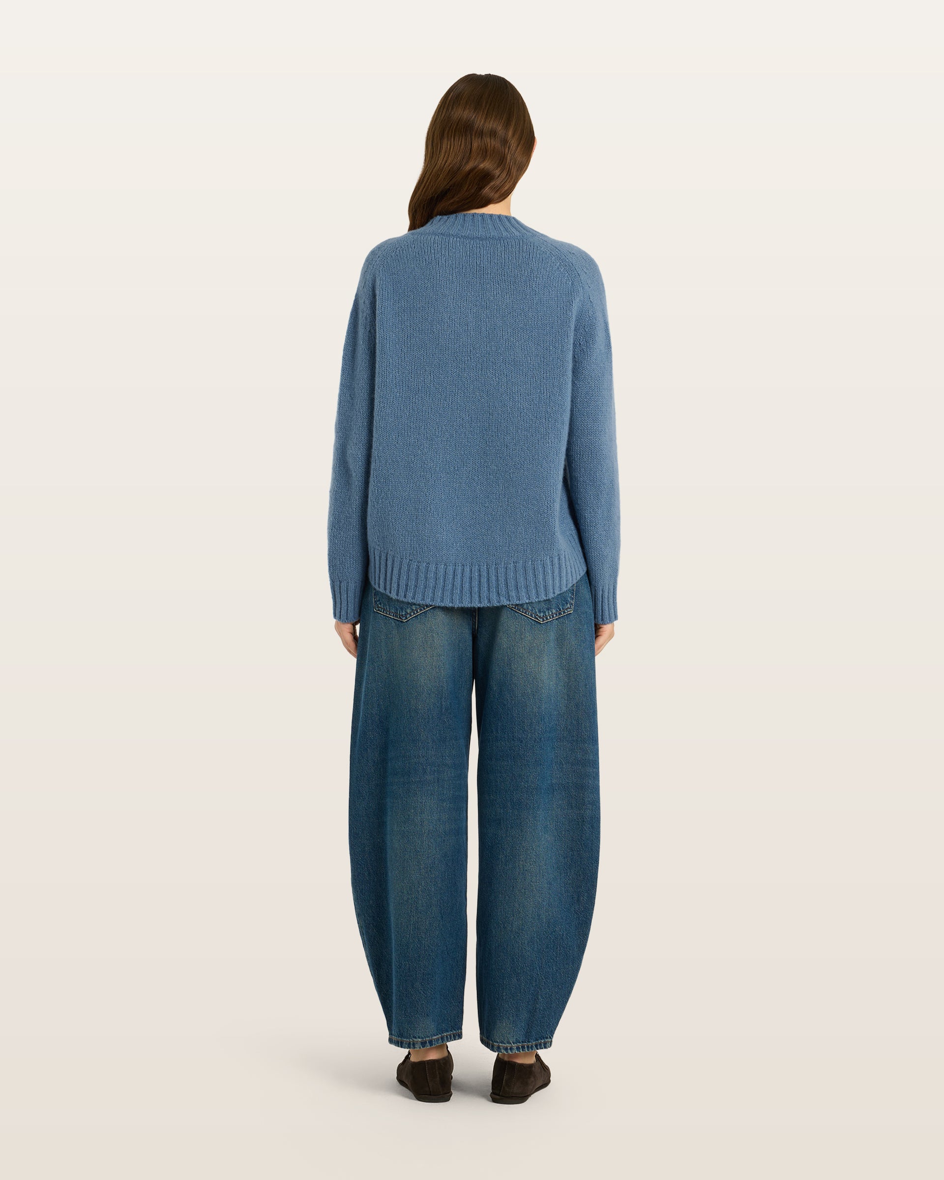Damen Pullover aus 75 % Kaschmir und 25 % Seide in Blue Fog – glatt gestrickter Pullover in mittelschwerer Qualität mit lockerer Passform, V-Ausschnitt mit breitem Kragen in Rippstruktur, Sattelschulter sowie langen, schmalen Ärmeln. Ärmelbündchen und Saum sind in Rippstruktur gearbeitet, ein besonderes Design-Detail am Saum rundet das Modell ab.