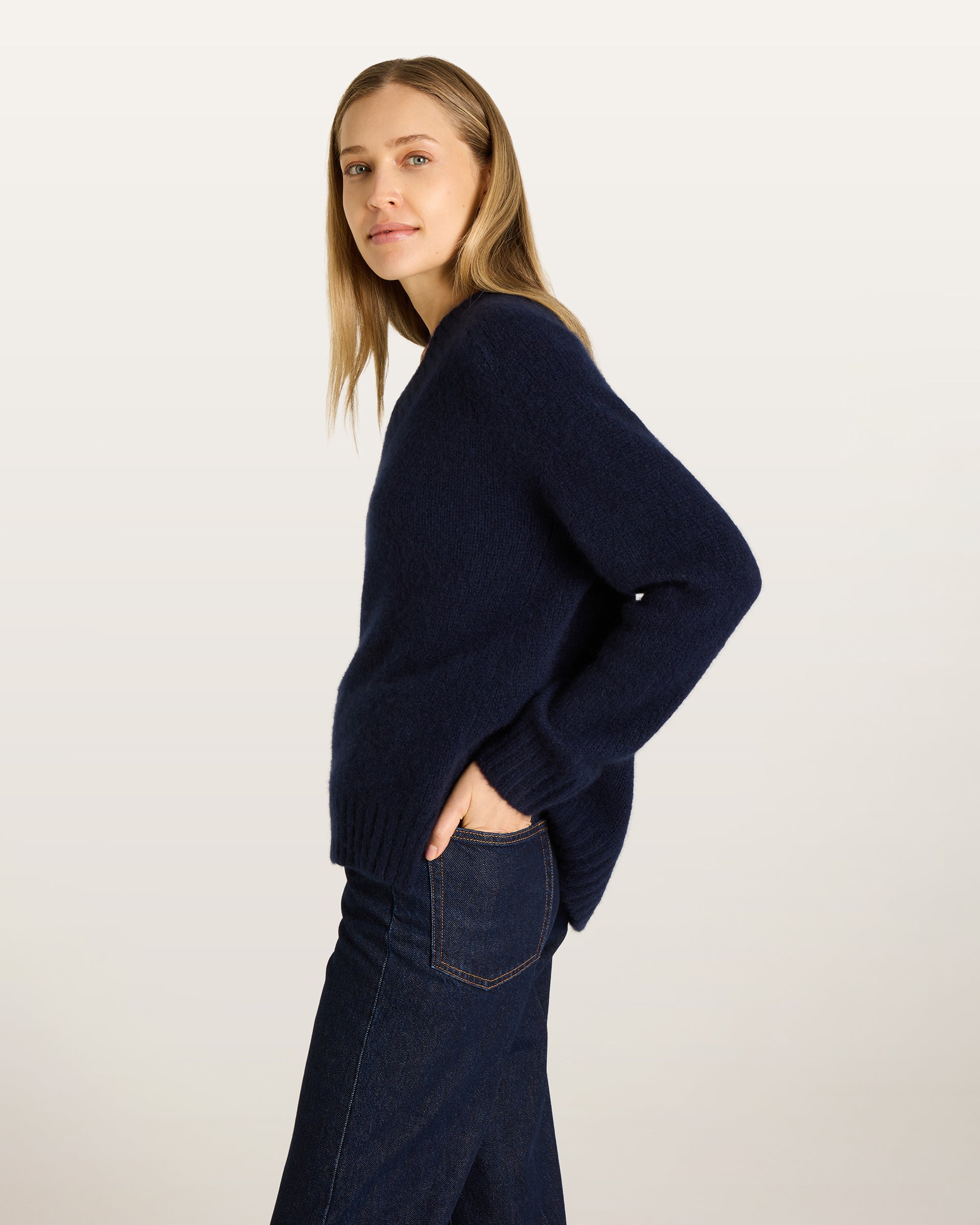 Damen Pullover aus 75 % Kaschmir und 25 % Seide in French Navy – glatt gestrickter Pullover in mittelschwerer Qualität mit lockerer Passform, V-Ausschnitt mit breitem Kragen in Rippstruktur, Sattelschulter sowie langen, schmalen Ärmeln. Ärmelbündchen und Saum sind in Rippstruktur gearbeitet, ein besonderes Design-Detail am Saum rundet das Modell ab.