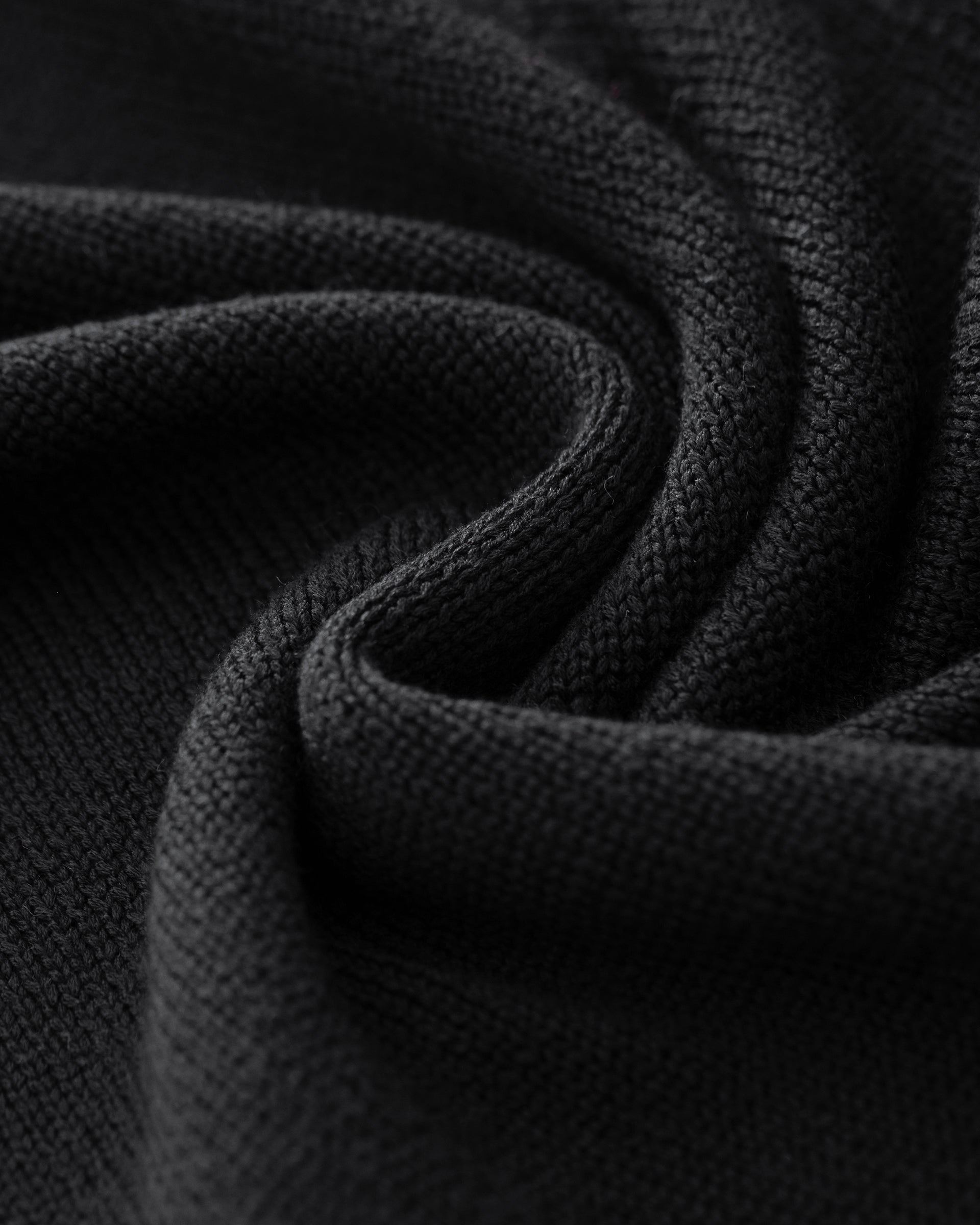 Damen Hose in schwarz (black) aus 100 % Seide – mittelschwerer, glatt und kompakt gestrickter Stoff, gerades verkürztes Bein und Taillenbund mit Gummizug