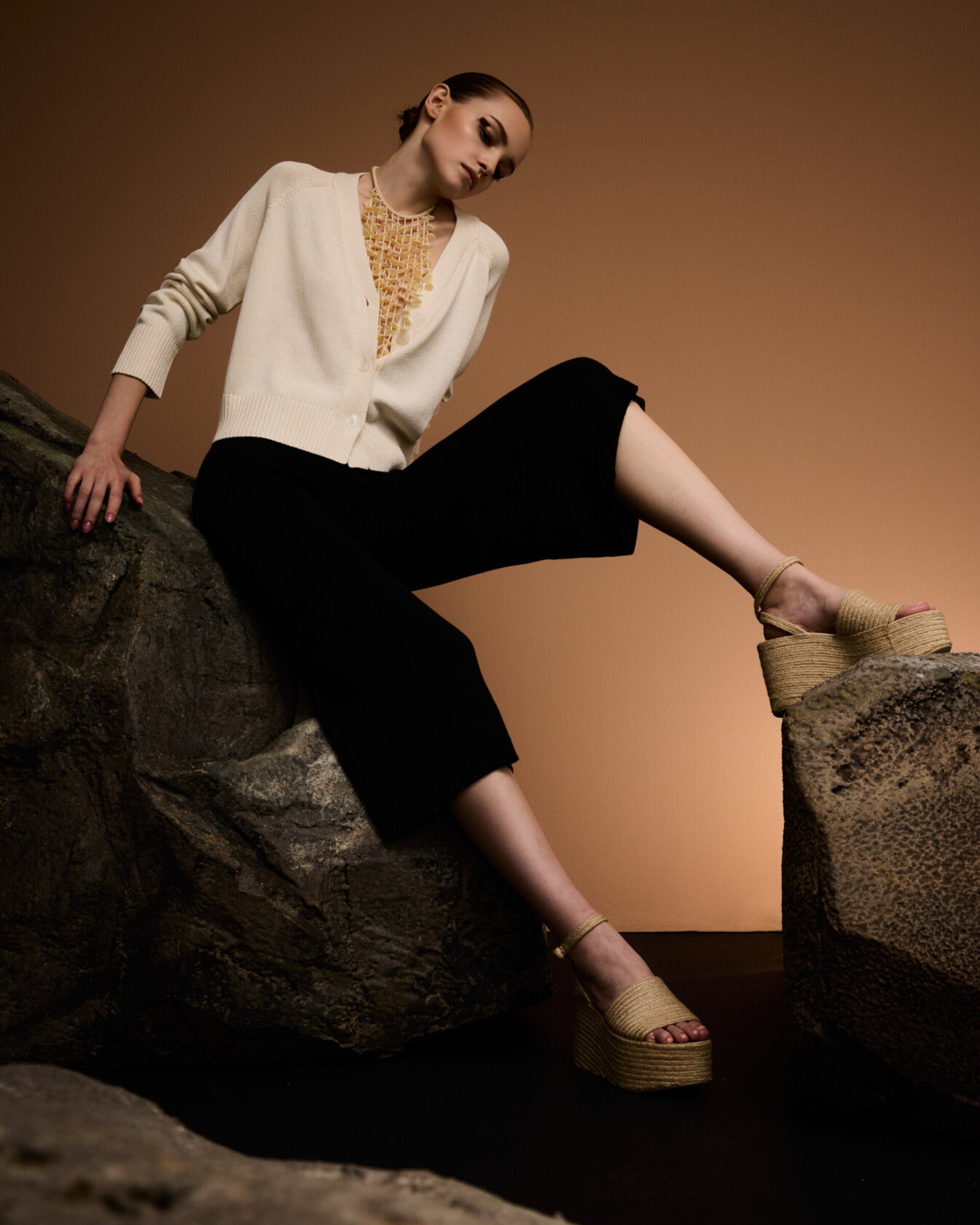 Damen Hose in schwarz (black) aus 100 % Seide – mittelschwerer, glatt und kompakt gestrickter Stoff, gerades verkürztes Bein und Taillenbund mit Gummizug