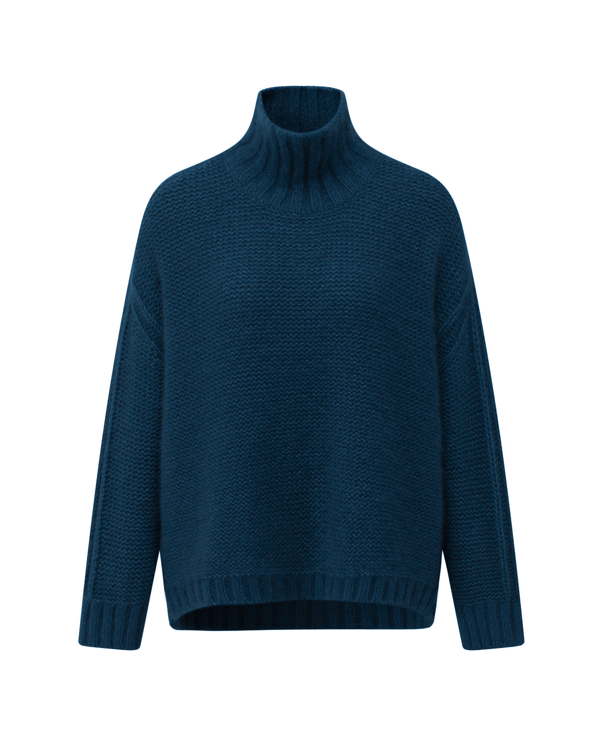 Damen Pullover aus 75 % Kaschmir und 25 % Seide in Midnight Teal – links gestrickter Pullover in grober Strickqualität mit oversized Passform. Der Rollkragen in Rippstruktur, überschnittene Schultern und lange, relaxte Ärmel verleihen dem Modell eine lässige Silhouette. Rippstrukturen an Seitennähten, Schultern und Ärmeln setzen besondere Akzente, während das verlängerte Rückenteil und seitliche Schlitze den modernen Look abrunden.