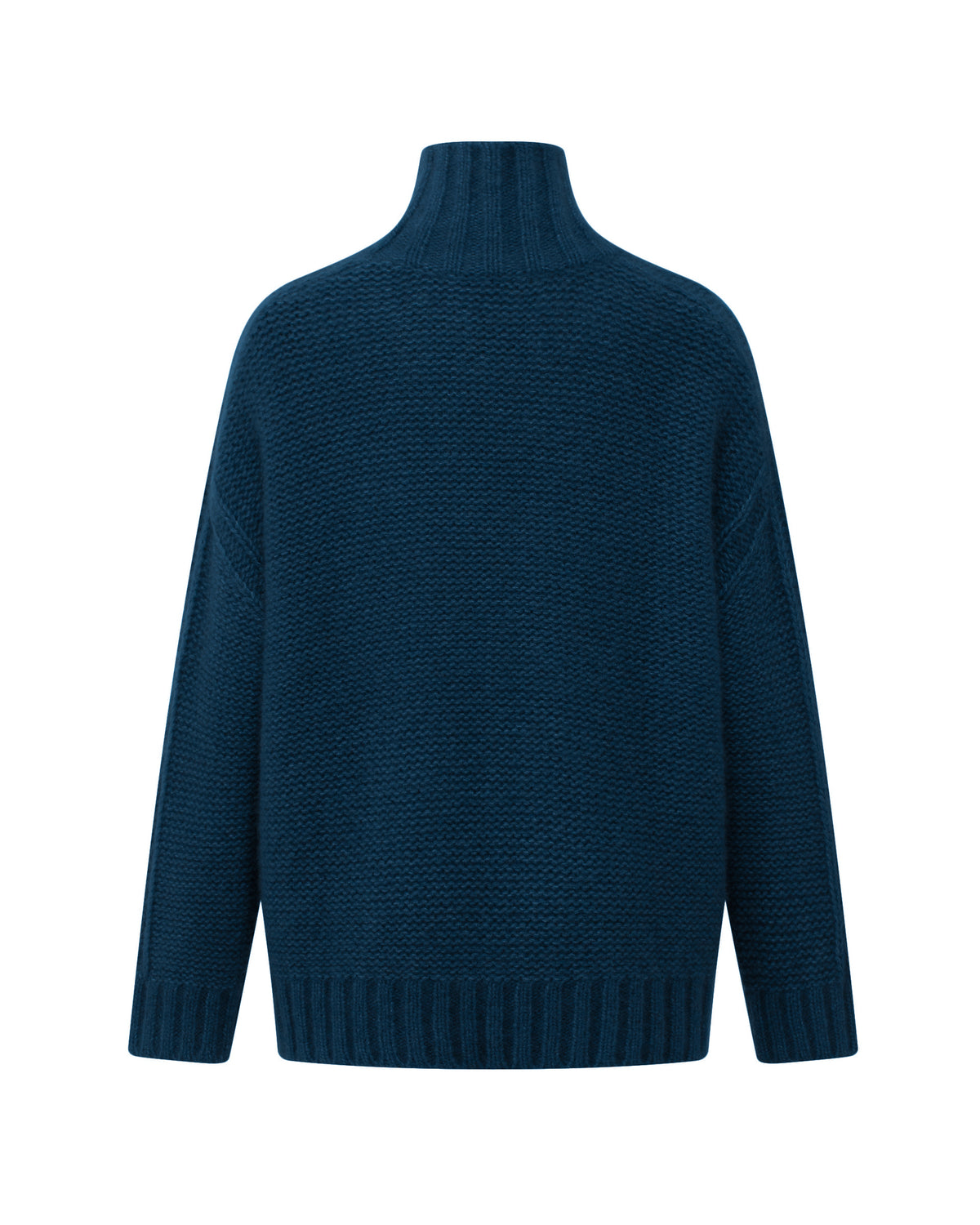 Damen Pullover aus 75 % Kaschmir und 25 % Seide in Midnight Teal – links gestrickter Pullover in grober Strickqualität mit oversized Passform. Der Rollkragen in Rippstruktur, überschnittene Schultern und lange, relaxte Ärmel verleihen dem Modell eine lässige Silhouette. Rippstrukturen an Seitennähten, Schultern und Ärmeln setzen besondere Akzente, während das verlängerte Rückenteil und seitliche Schlitze den modernen Look abrunden.