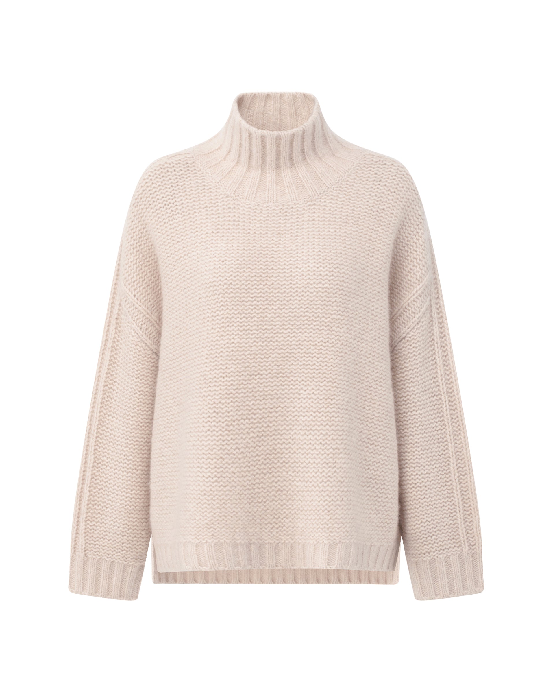 Damen Pullover aus 75 % Kaschmir und 25 % Seide in Wheat – links gestrickter Pullover in grober Strickqualität mit oversized Passform. Der Rollkragen in Rippstruktur, überschnittene Schultern und lange, relaxte Ärmel verleihen dem Modell eine lässige Silhouette. Rippstrukturen an Seitennähten, Schultern und Ärmeln setzen besondere Akzente, während das verlängerte Rückenteil und seitliche Schlitze den modernen Look abrunden.
