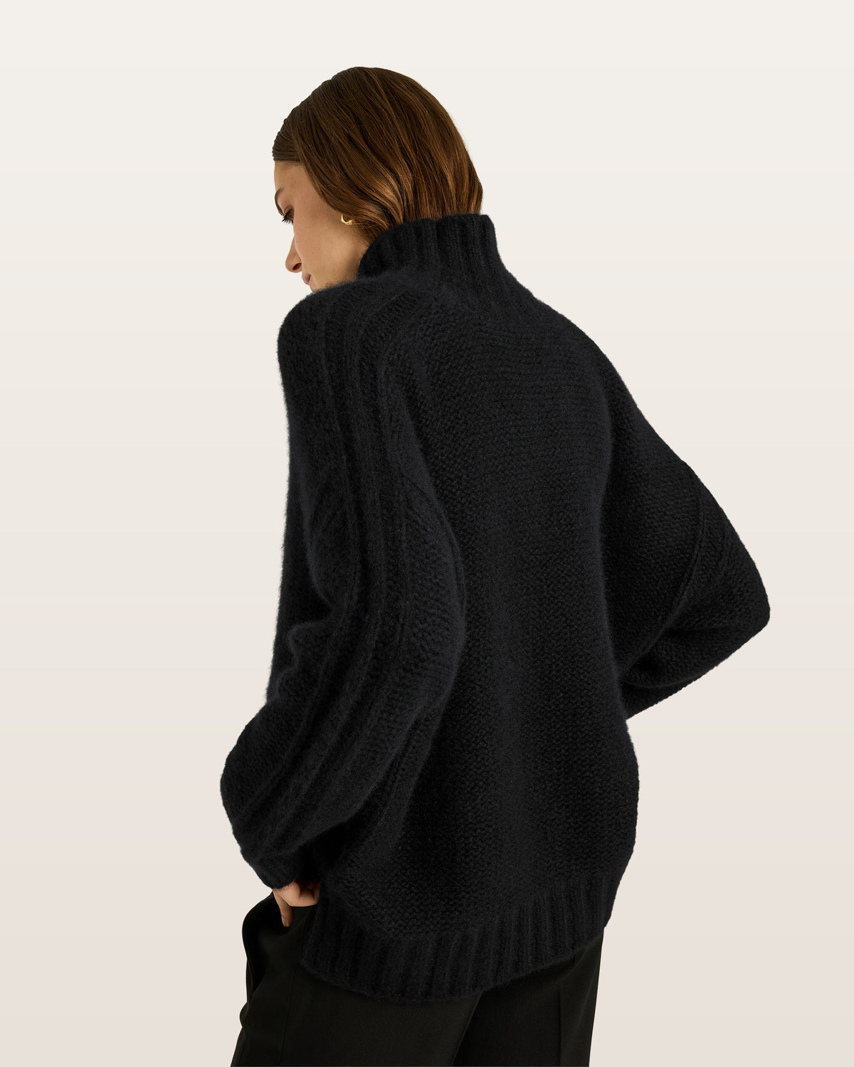 Damen Pullover aus 75 % Kaschmir und 25 % Seide in Black – links gestrickter Pullover in grober Strickqualität mit oversized Passform. Der Rollkragen in Rippstruktur, überschnittene Schultern und lange, relaxte Ärmel verleihen dem Modell eine lässige Silhouette. Rippstrukturen an Seitennähten, Schultern und Ärmeln setzen besondere Akzente, während das verlängerte Rückenteil und seitliche Schlitze den modernen Look abrunden.