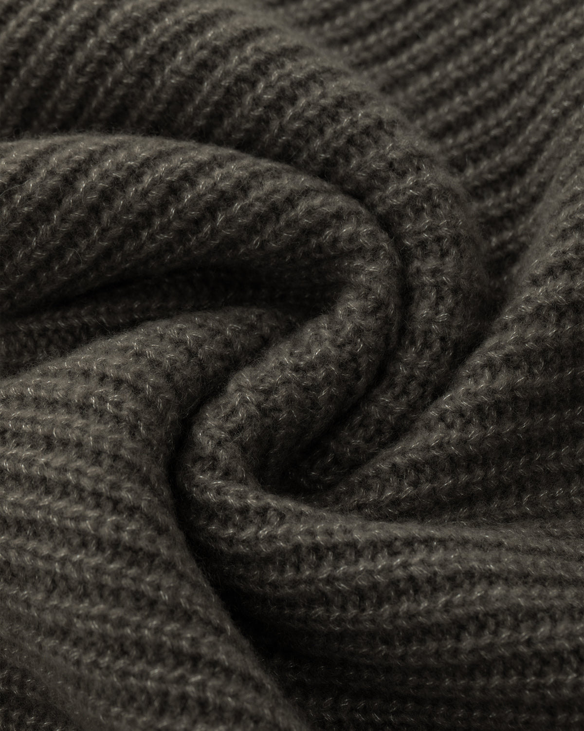 Damen Poncho aus 75% Kaschmir, 25% Seide in Black Forest – Ärmelloser Poncho in verkürzter Schnittform mit asymmetrisch geformtem, breitem, umgelegtem Rippstrickkragen und vertikaler Rippstrickstruktur.