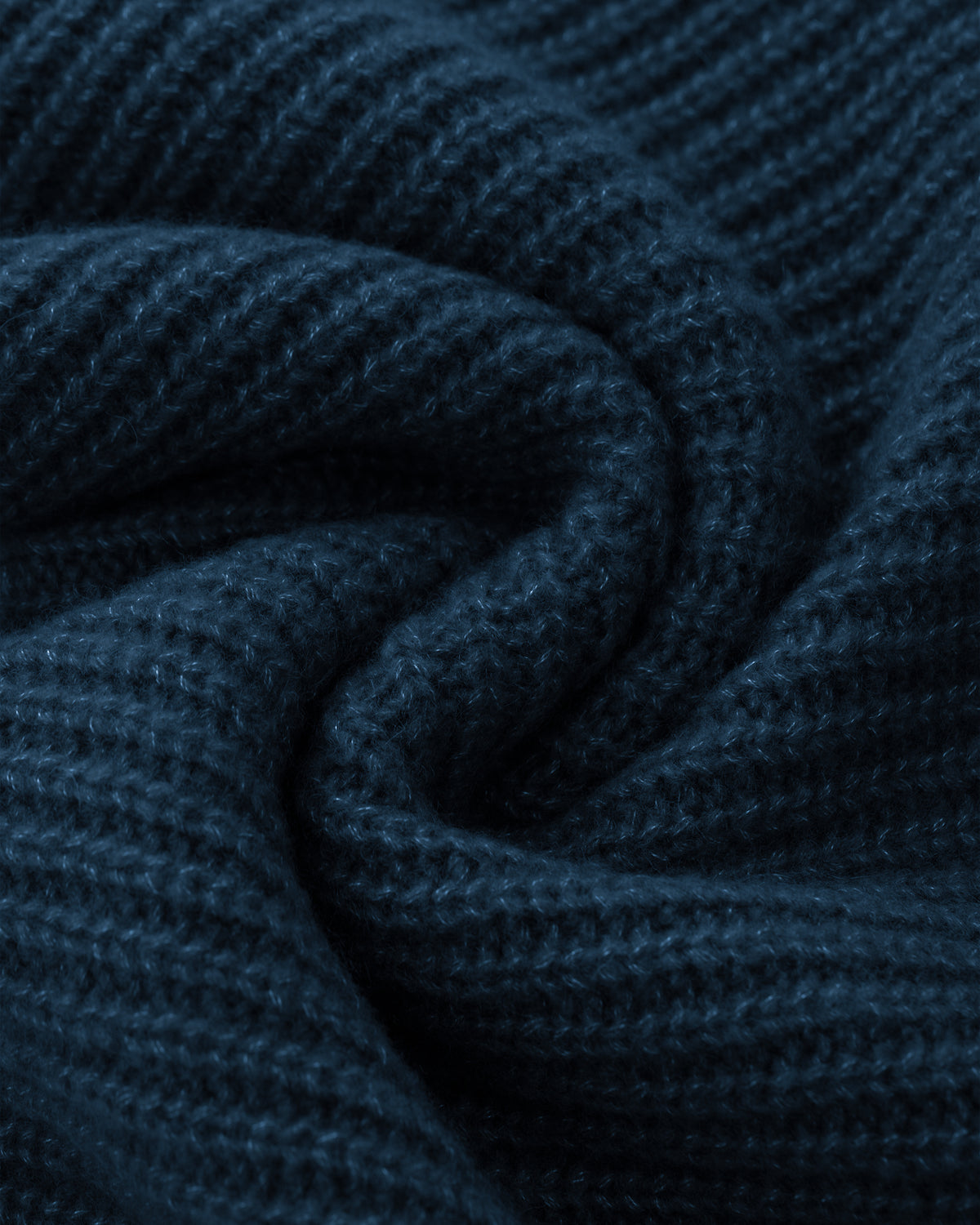 Damen Poncho aus 75% Kaschmir, 25% Seide in Midnight Teal – Ärmelloser Poncho in verkürzter Schnittform mit asymmetrisch geformtem, breitem, umgelegtem Rippstrickkragen und vertikaler Rippstrickstruktur.