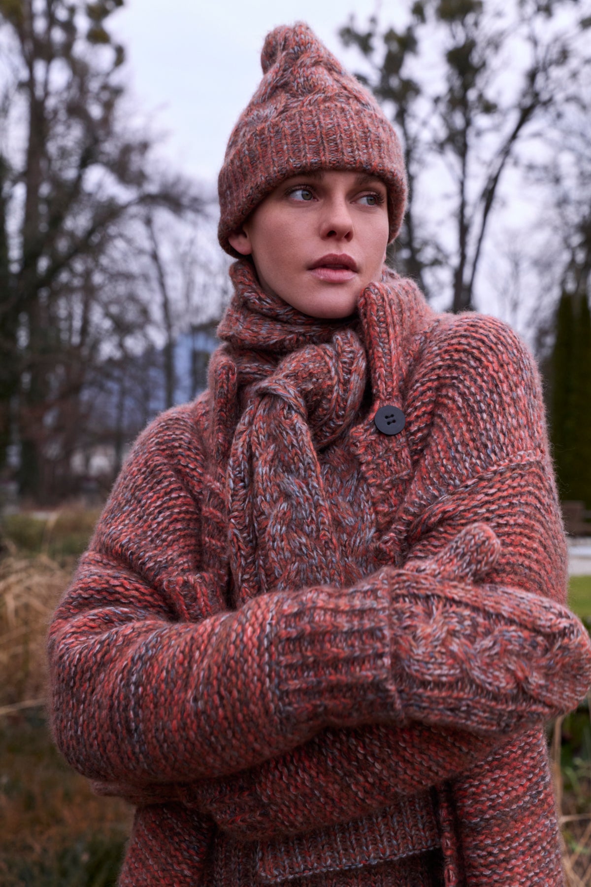 Damen Cardigan aus 75% Kaschmir, 25% Seide in Glenaffric – Locker fallender Cardigan mit zwei aufgesetzten Brusttaschen, waschbaren Lederknöpfen, überschnittenen Schultern sowie Ärmelbündchen und Saumabschluss in Rippstruktur.