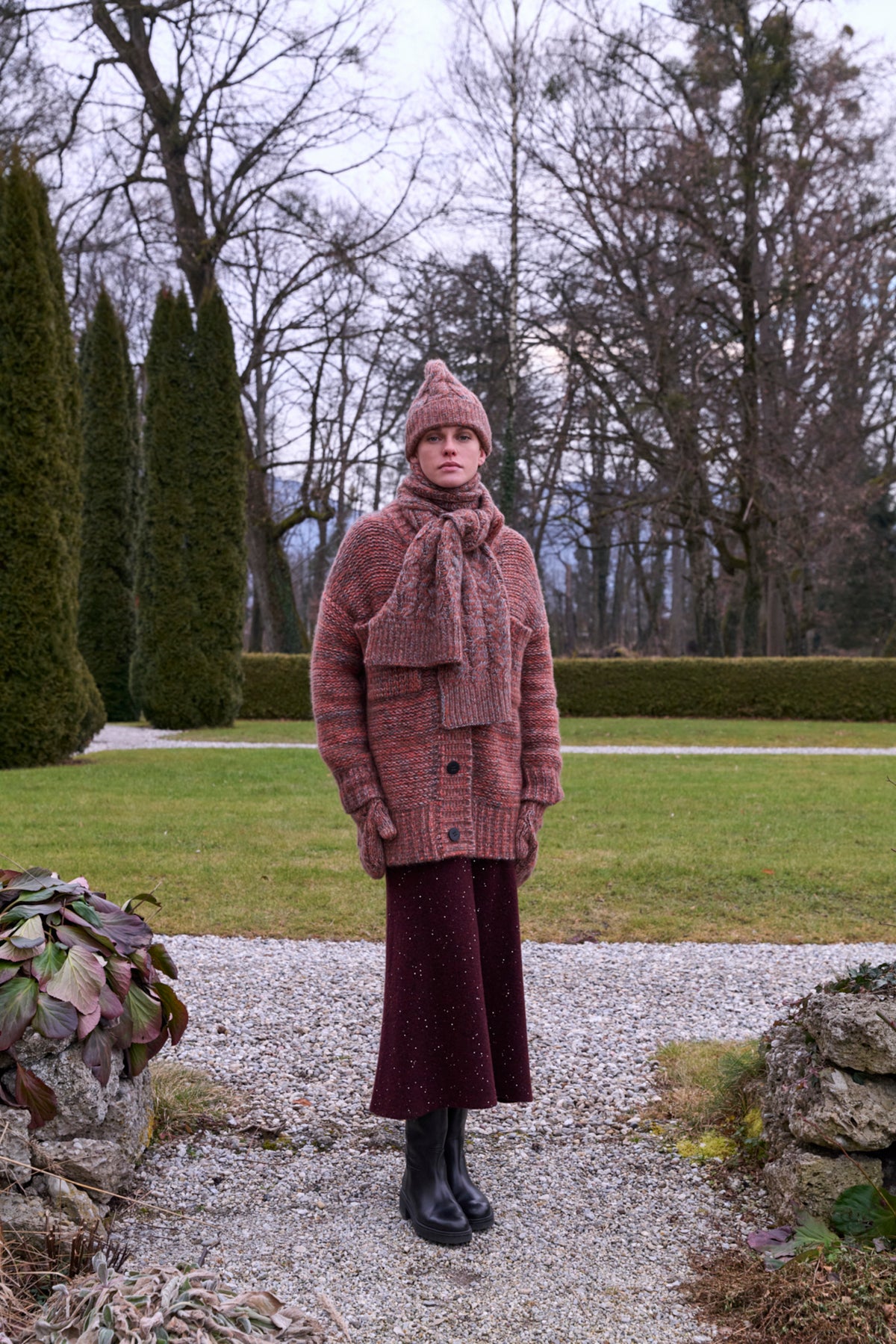 Damen Cardigan aus 75% Kaschmir, 25% Seide in Glenaffric – Locker fallender Cardigan mit zwei aufgesetzten Brusttaschen, waschbaren Lederknöpfen, überschnittenen Schultern sowie Ärmelbündchen und Saumabschluss in Rippstruktur.