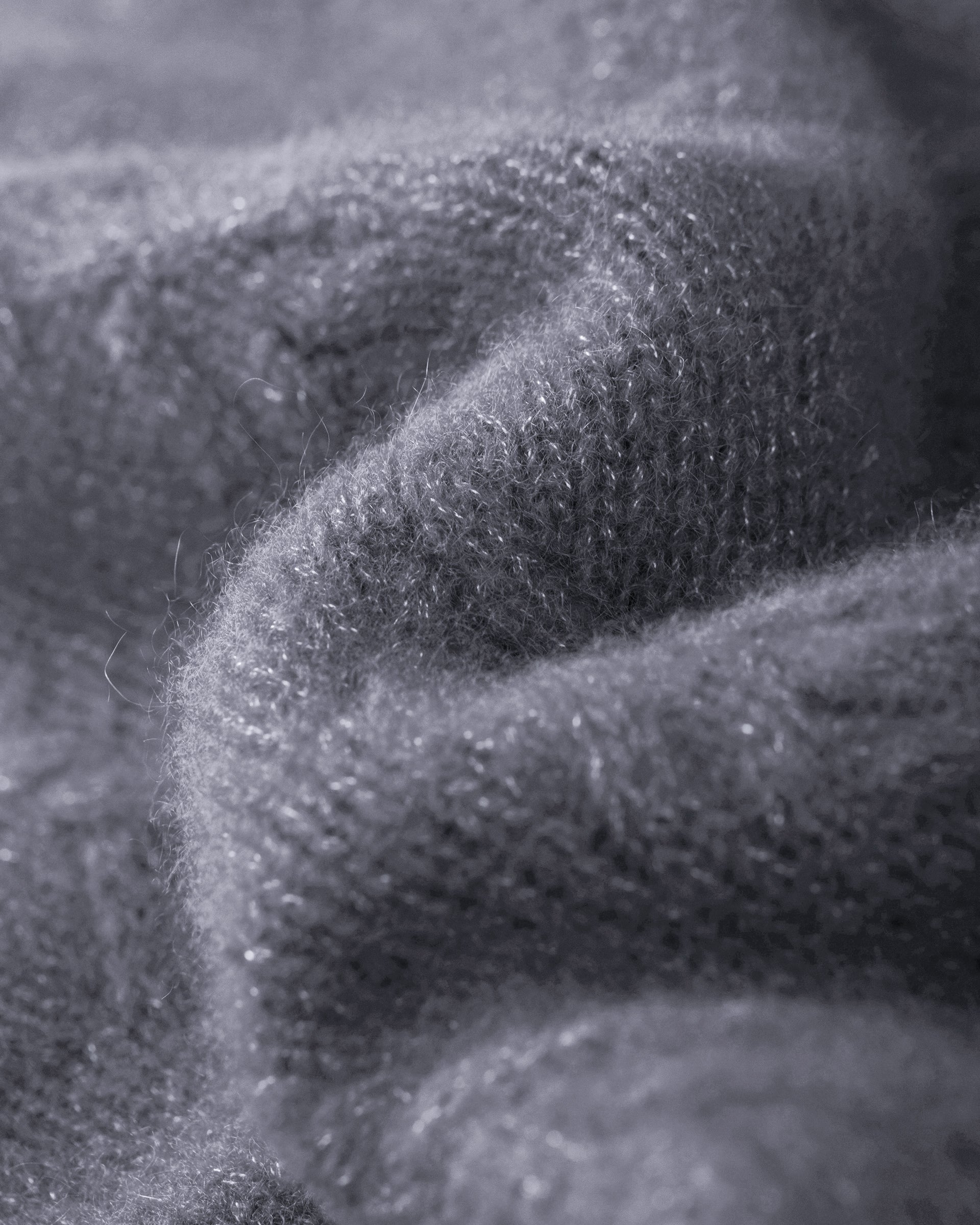 Damen Pullover aus 75 % Kaschmir und 25 % Seide in Blue Mirage – Pullover mit klassischem Zopfmuster in mittelschwerer Qualität und figurbetonter A-Linien-Silhouette. Der schmale, hohe Kragen mit Rollkante sowie die langen, ausgestellten Ärmel verleihen dem Modell eine feminine und elegante Ausstrahlung.