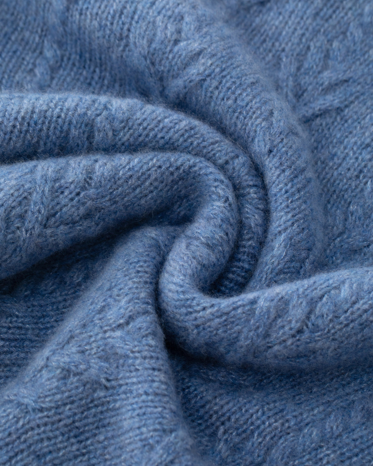 Damen Pullover aus 75 % Kaschmir und 25 % Seide in Denim – Pullover mit klassischem Zopfmuster in mittelschwerer Qualität und figurbetonter A-Linien-Silhouette. Der schmale, hohe Kragen mit Rollkante sowie die langen, ausgestellten Ärmel verleihen dem Modell eine feminine und elegante Ausstrahlung.