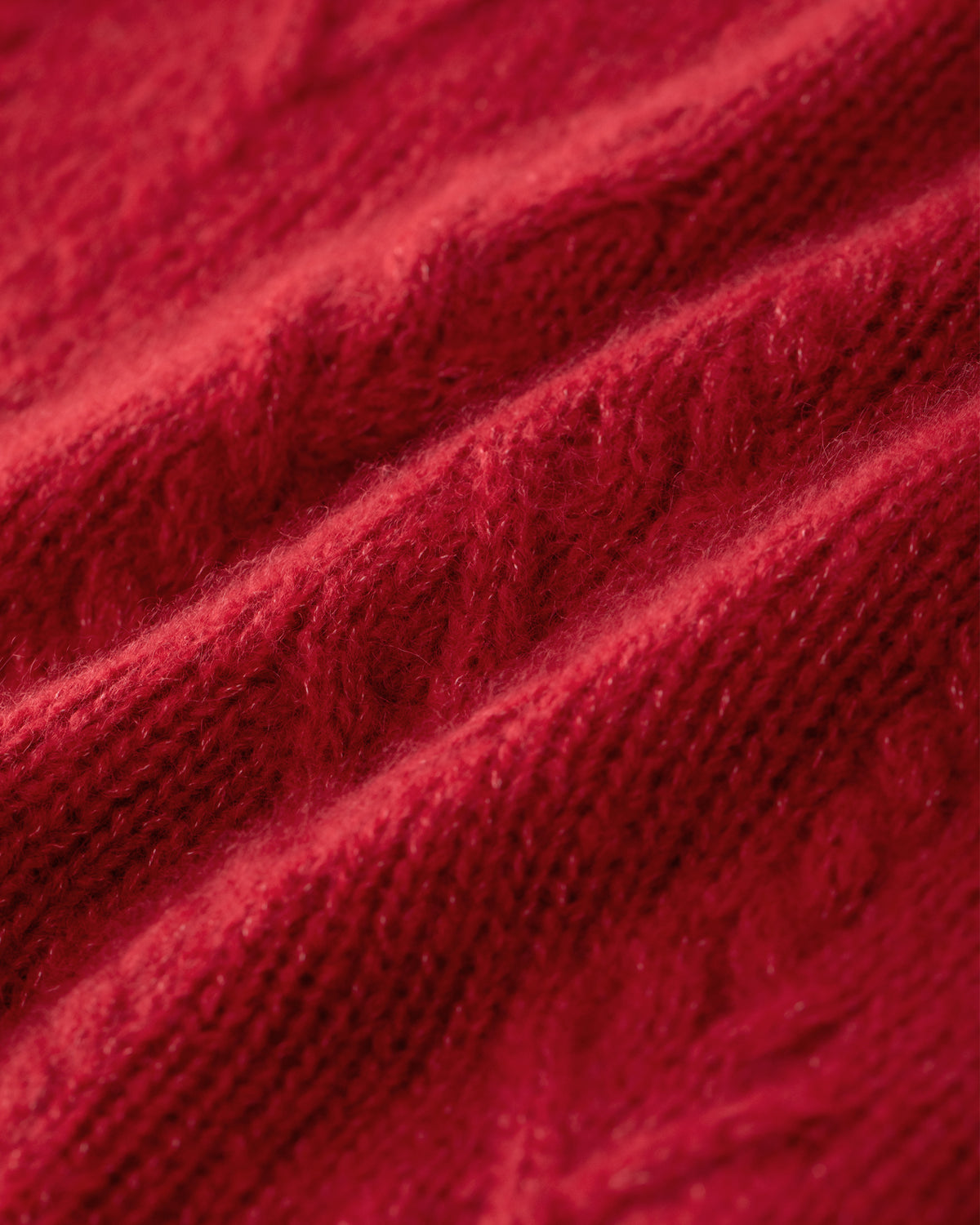 Damen Pullover aus 75 % Kaschmir und 25 % Seide in Royal Garnet – Pullover mit klassischem Zopfmuster in mittelschwerer Qualität und figurbetonter A-Linien-Silhouette. Der schmale, hohe Kragen mit Rollkante sowie die langen, ausgestellten Ärmel verleihen dem Modell eine feminine und elegante Ausstrahlung.