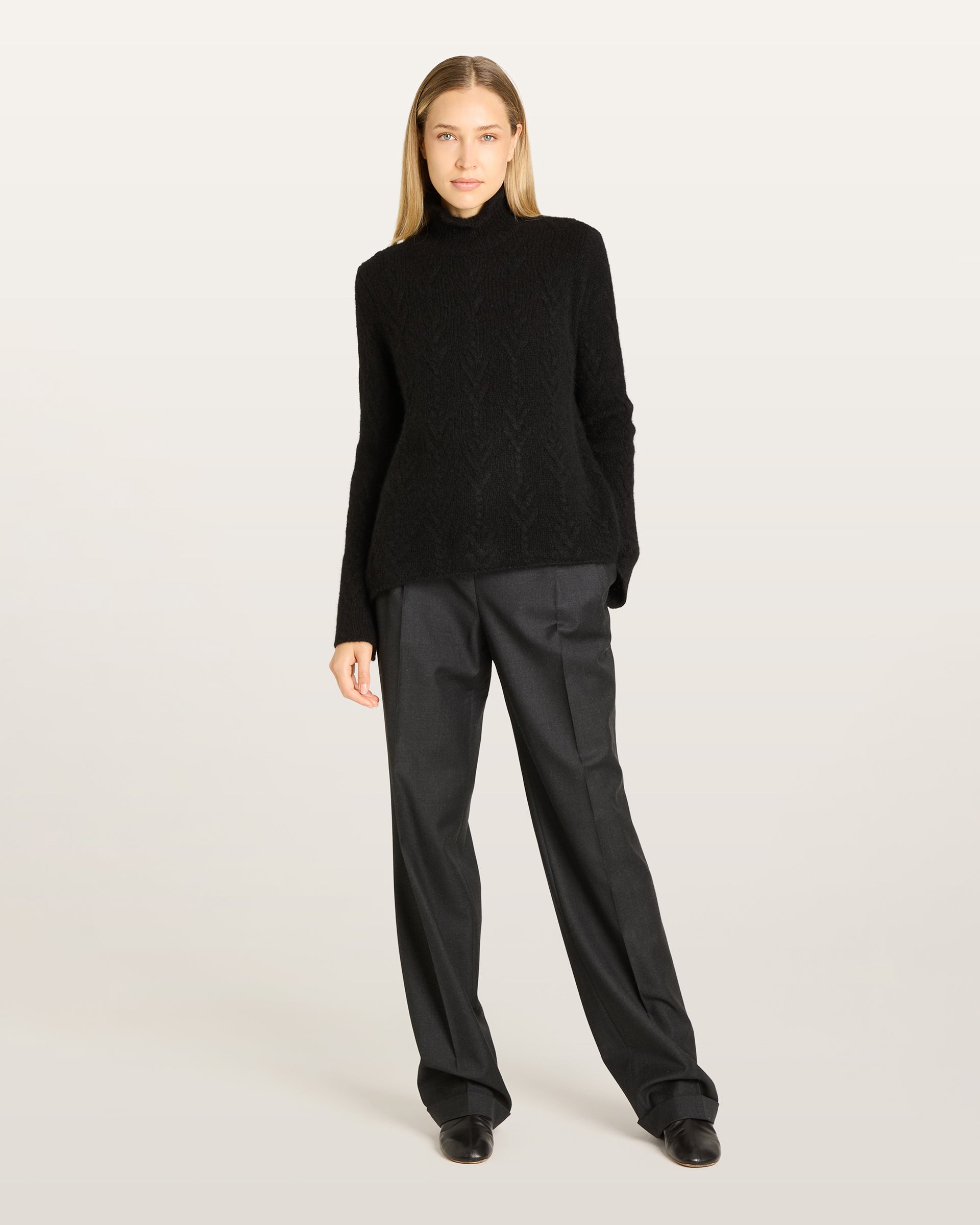Damen Pullover aus 75 % Kaschmir und 25 % Seide in Black – Pullover mit klassischem Zopfmuster in mittelschwerer Qualität und figurbetonter A-Linien-Silhouette. Der schmale, hohe Kragen mit Rollkante sowie die langen, ausgestellten Ärmel verleihen dem Modell eine feminine und elegante Ausstrahlung.