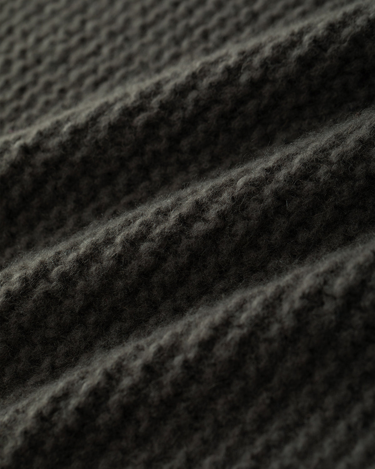 Damen Mantel aus 75% Kaschmir, 25% Seide in Black Forest – Mantel mit breitem, umgelegtem Kragen, verdeckter Knopfleiste mit Druckknöpfen, zwei aufgesetzten Taschen auf Hüfthöhe und strukturierter Strickoberfläche mit horizontal verlaufendem Muster in verlängerter, wadenlanger Schnittform.